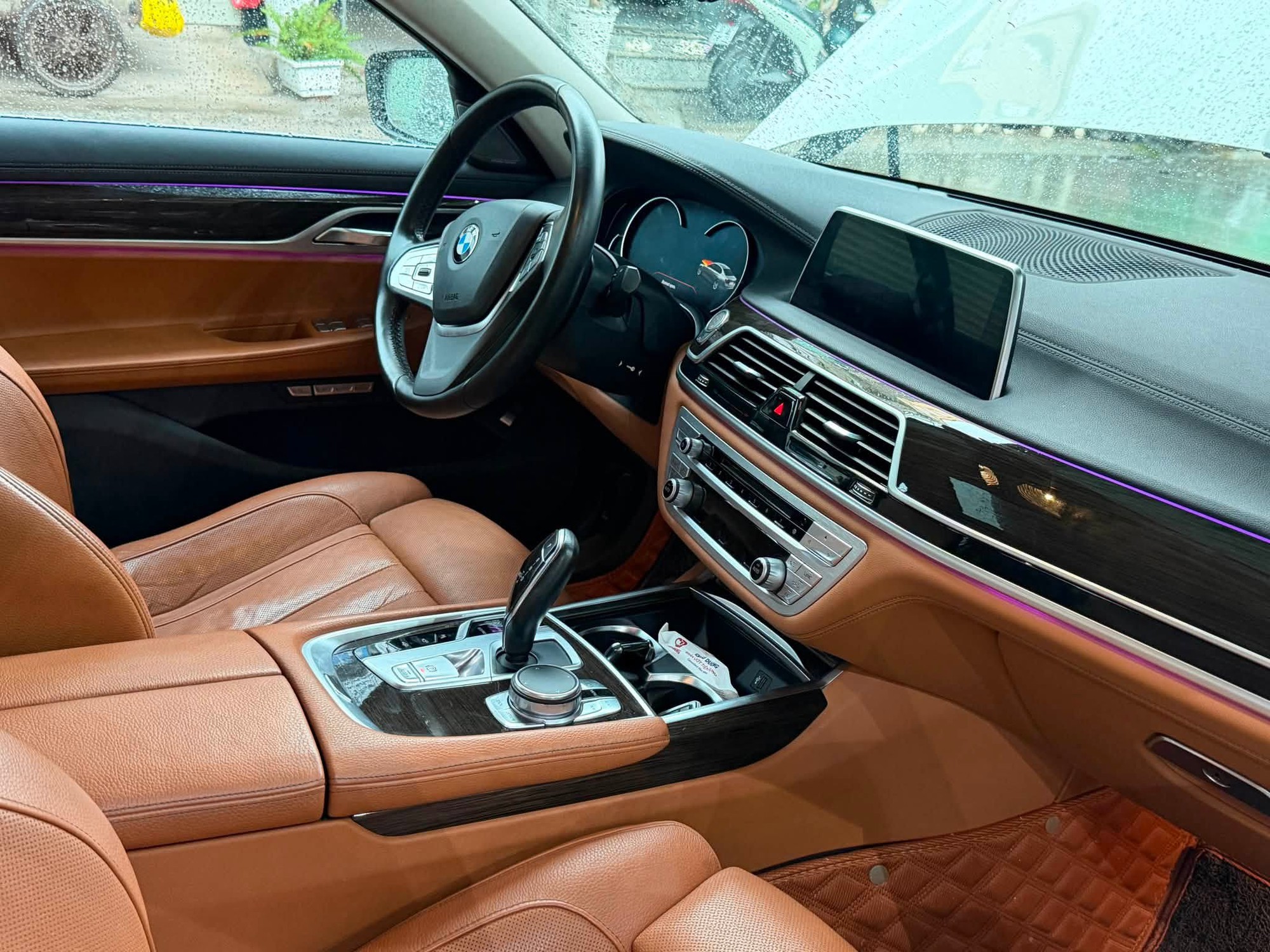 Chiếc BMW 7 Series n&agrave;y b&aacute;n lại chưa tới 1,5 tỷ đồng: C&oacute; treo th&iacute;ch ứng, ghế massage, chủ cũ đ&atilde; n&acirc;ng phom như bản mới - Ảnh 7.