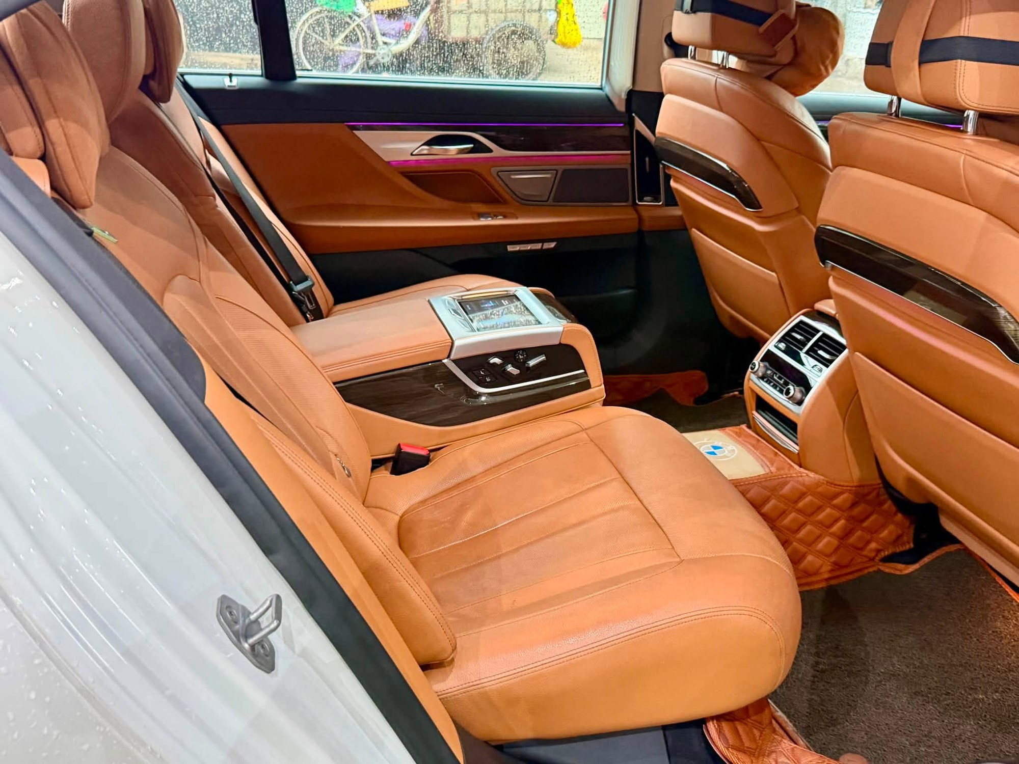 Chiếc BMW 7 Series n&agrave;y b&aacute;n lại chưa tới 1,5 tỷ đồng: C&oacute; treo th&iacute;ch ứng, ghế massage, chủ cũ đ&atilde; n&acirc;ng phom như bản mới - Ảnh 8.