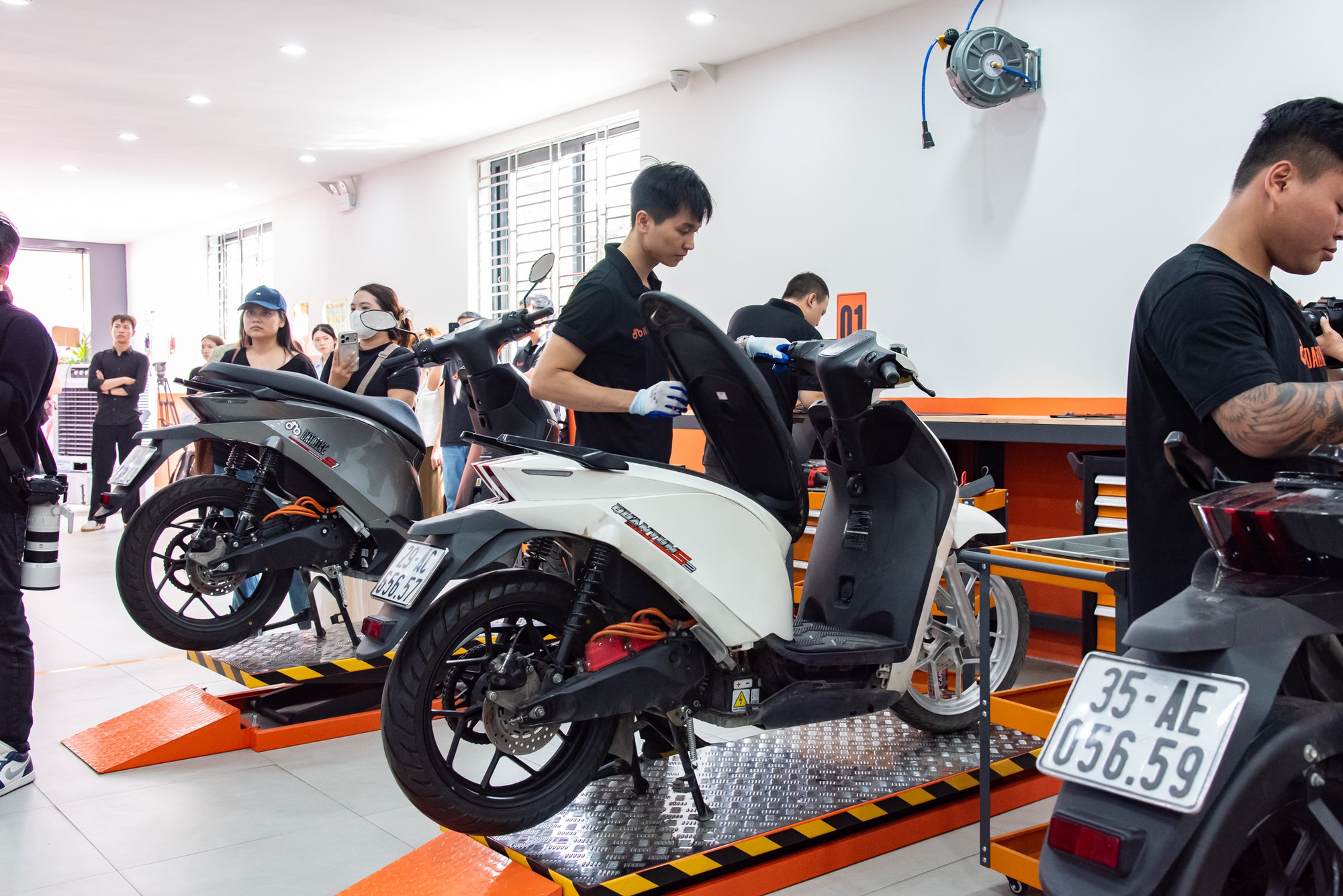 Xem xưởng dịch vụ 1.000m2 của Dat Bike ở H&agrave; Nội: Xử l&yacute; c&ugrave;ng l&uacute;c 70 xe, c&oacute; phụ t&ugrave;ng cho cả xe đ&atilde; ngừng b&aacute;n - Ảnh 9.