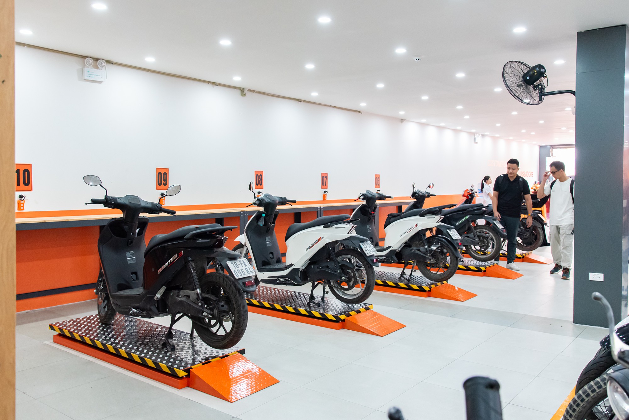 Xem xưởng dịch vụ 1.000m2 của Dat Bike ở H&agrave; Nội: Xử l&yacute; c&ugrave;ng l&uacute;c 70 xe, c&oacute; phụ t&ugrave;ng cho cả xe đ&atilde; ngừng b&aacute;n - Ảnh 10.