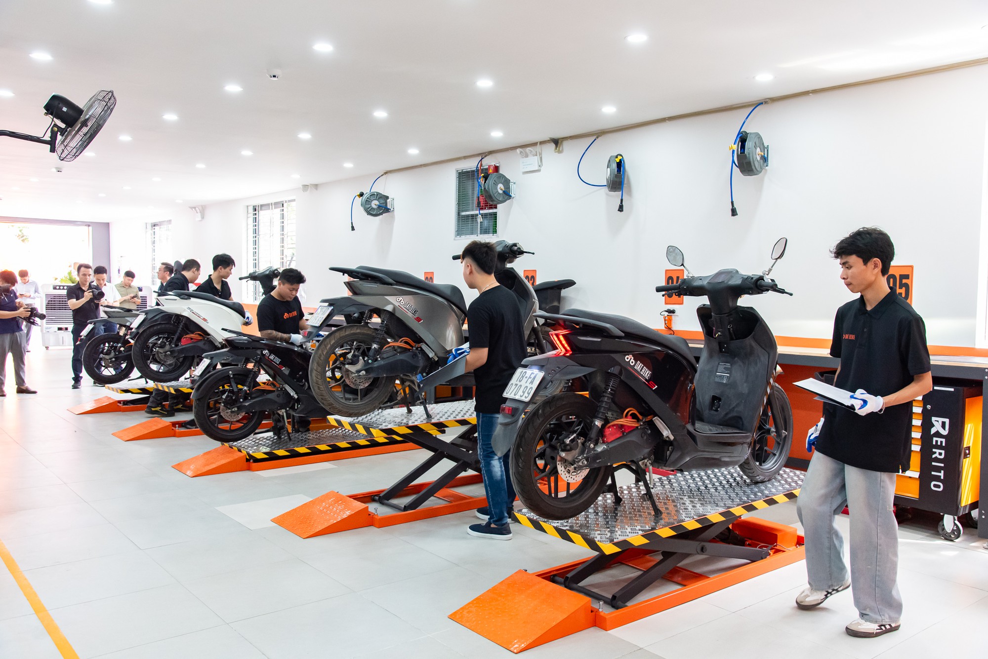 Xem xưởng dịch vụ 1.000m2 của Dat Bike ở H&agrave; Nội: Xử l&yacute; c&ugrave;ng l&uacute;c 70 xe, c&oacute; phụ t&ugrave;ng cho cả xe đ&atilde; ngừng b&aacute;n - Ảnh 8.