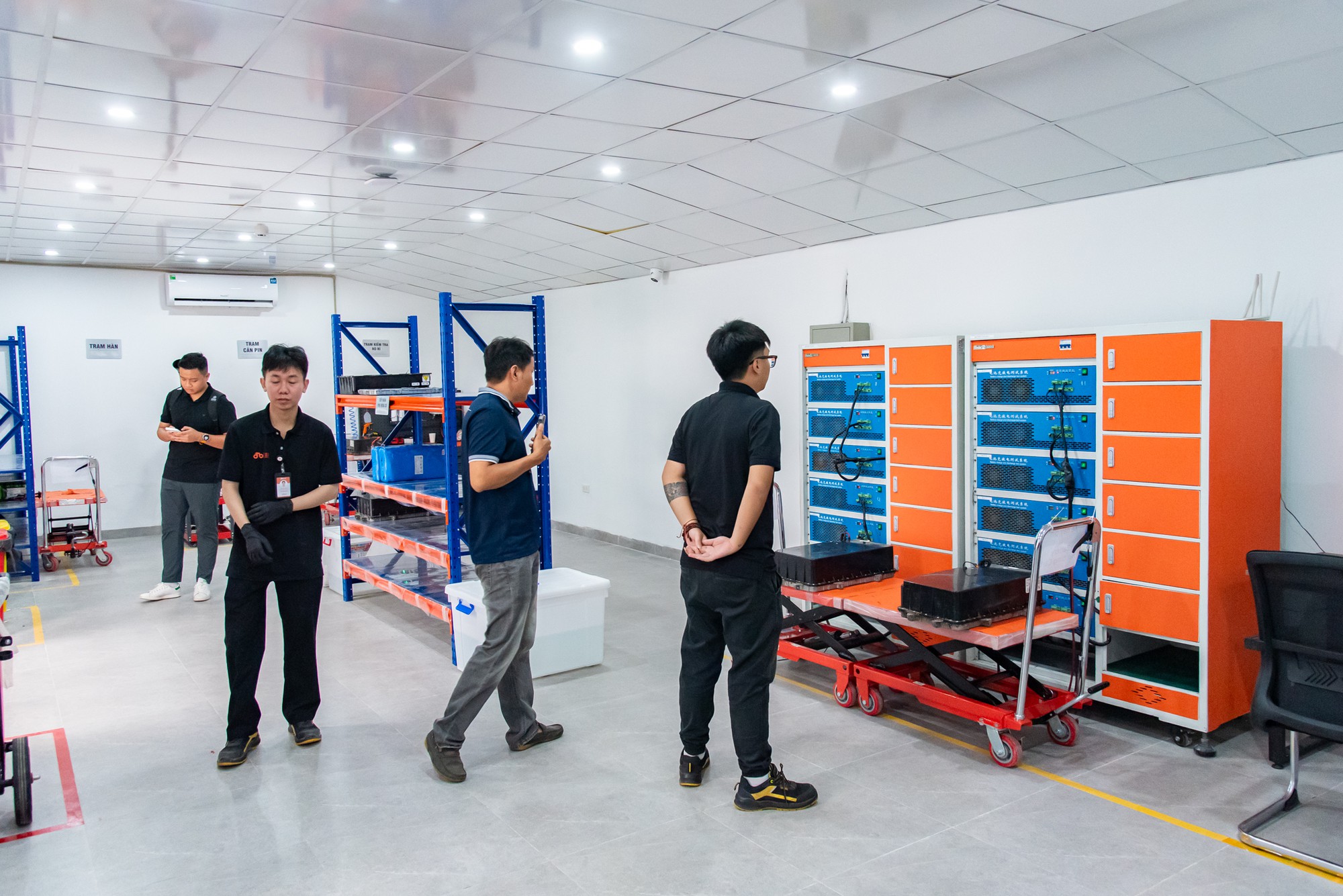 Xem xưởng dịch vụ 1.000m2 của Dat Bike ở H&agrave; Nội: Xử l&yacute; c&ugrave;ng l&uacute;c 70 xe, c&oacute; phụ t&ugrave;ng cho cả xe đ&atilde; ngừng b&aacute;n - Ảnh 11.