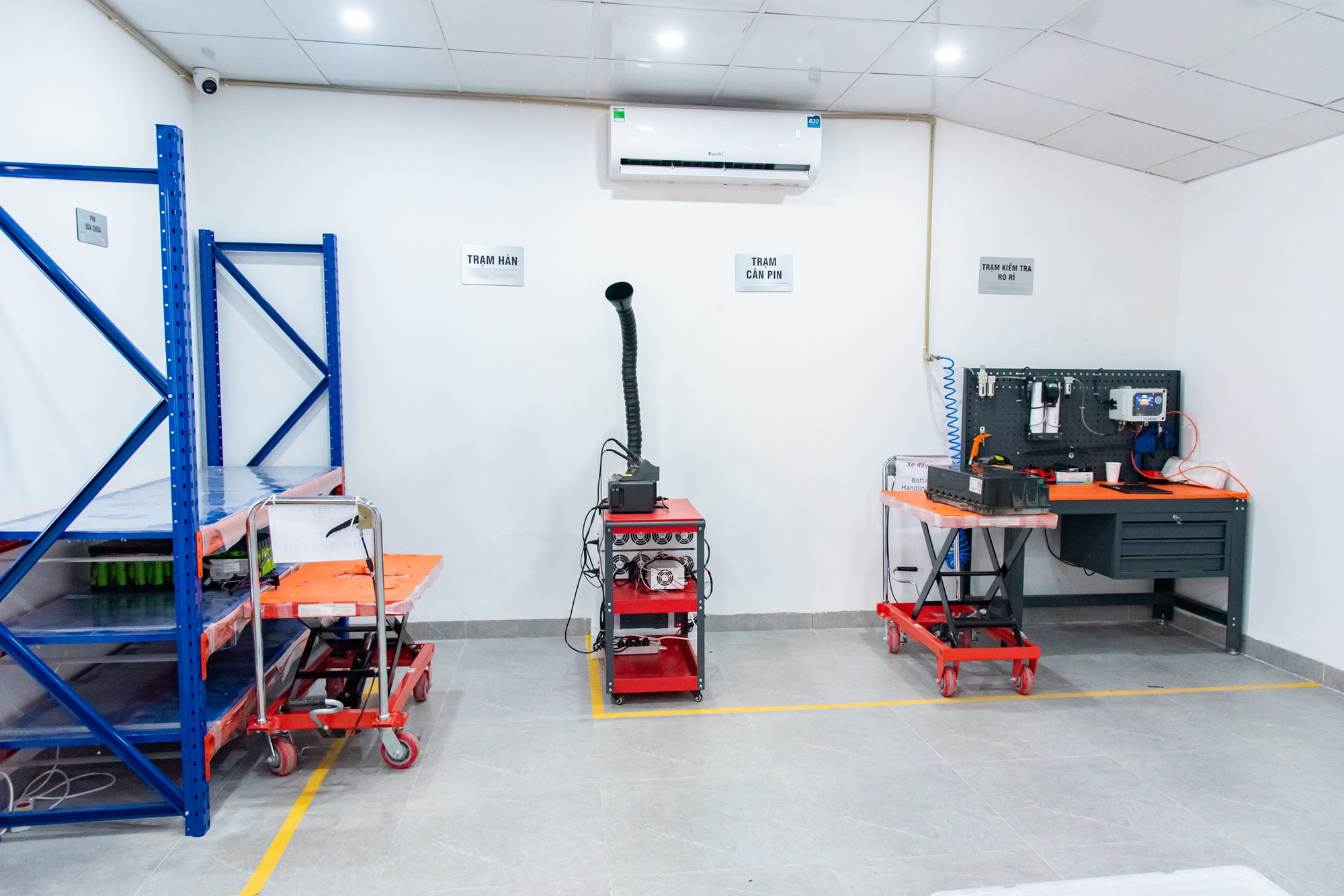 Xem xưởng dịch vụ 1.000m2 của Dat Bike ở H&agrave; Nội: Xử l&yacute; c&ugrave;ng l&uacute;c 70 xe, c&oacute; phụ t&ugrave;ng cho cả xe đ&atilde; ngừng b&aacute;n - Ảnh 13.