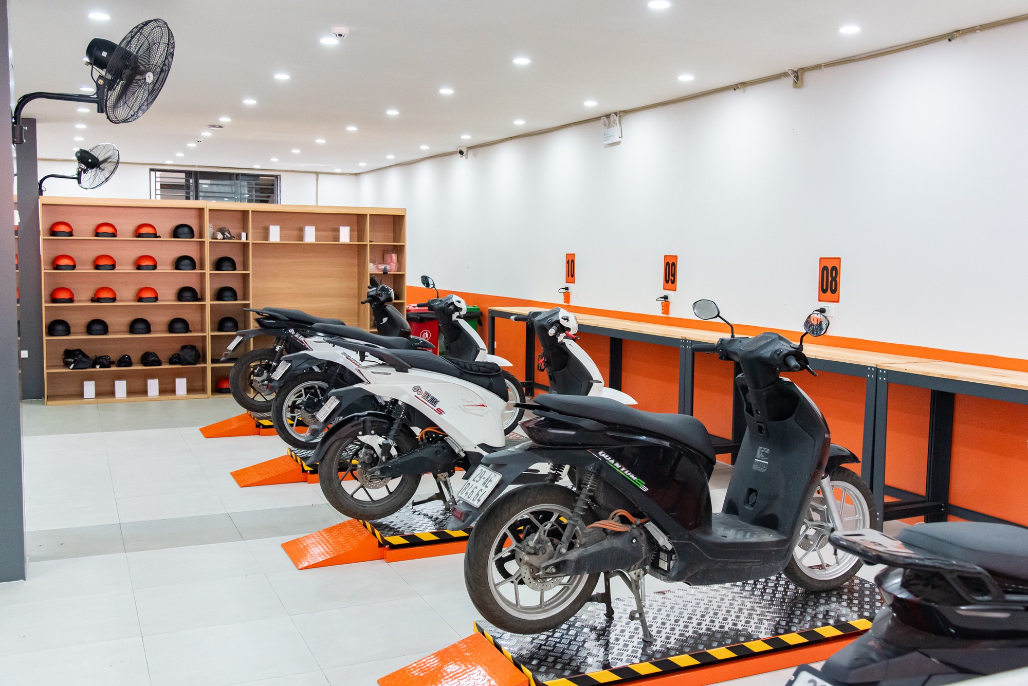 Xem xưởng dịch vụ 1.000m2 của Dat Bike ở H&agrave; Nội: Xử l&yacute; c&ugrave;ng l&uacute;c 70 xe, c&oacute; phụ t&ugrave;ng cho cả xe đ&atilde; ngừng b&aacute;n - Ảnh 7.