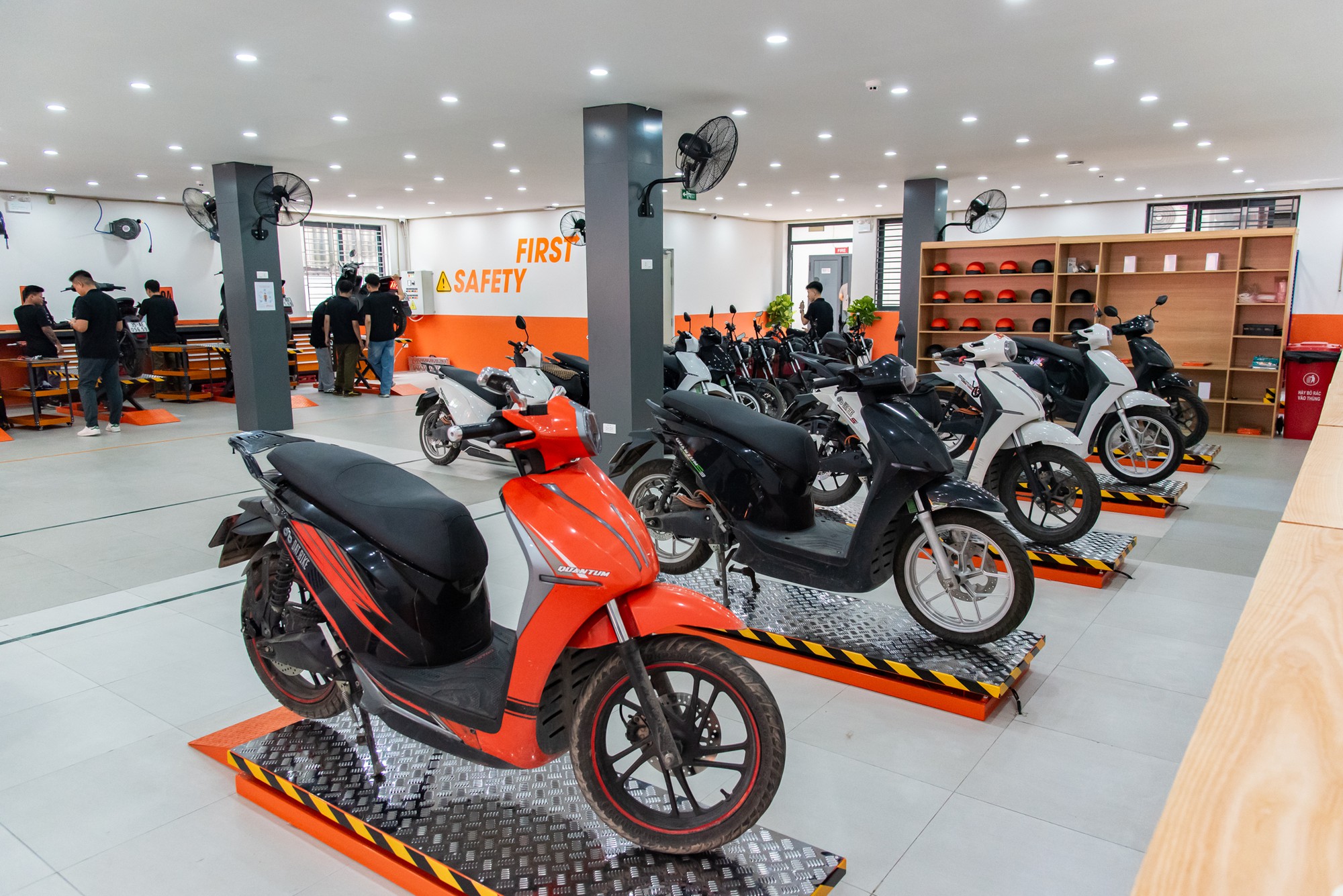 Xem xưởng dịch vụ 1.000m2 của Dat Bike ở H&agrave; Nội: Xử l&yacute; c&ugrave;ng l&uacute;c 70 xe, c&oacute; phụ t&ugrave;ng cho cả xe đ&atilde; ngừng b&aacute;n - Ảnh 6.