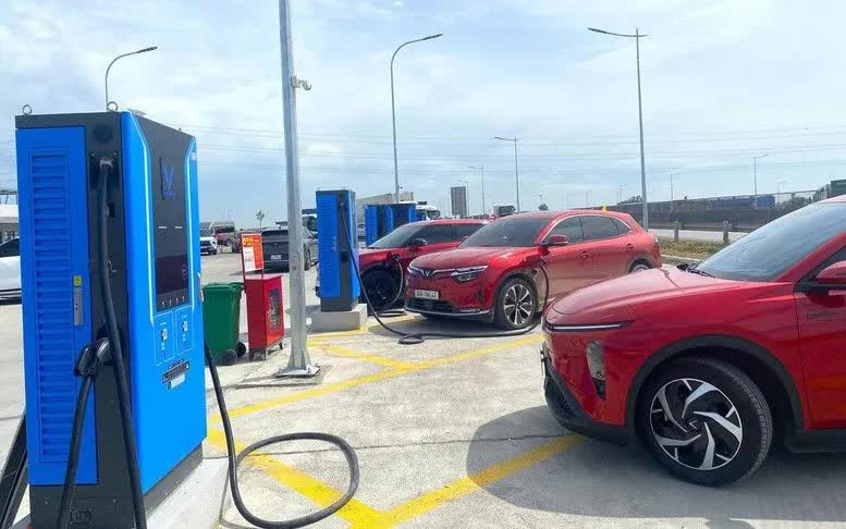 Ho&agrave;n thiện hệ thống sạc điện tại c&aacute;c trạm dừng nghỉ trước 1/1/2027 - Ảnh 1.