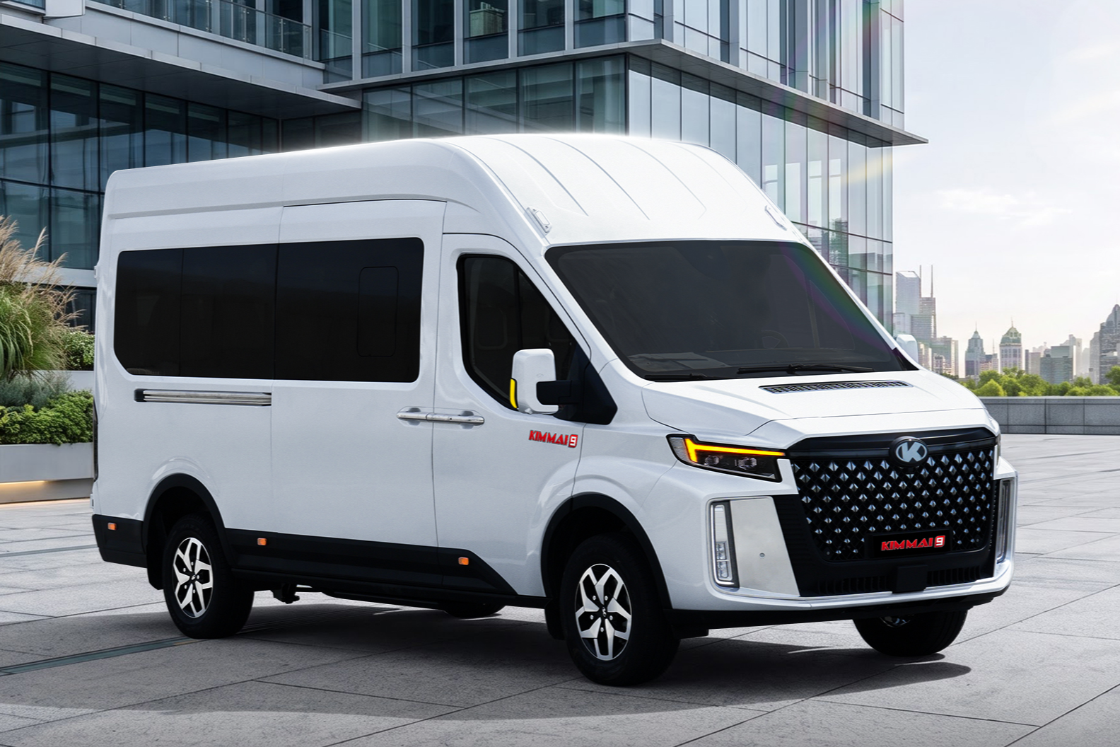 Kim Long mở b&aacute;n xe 16 chỗ thuần điện đấu Ford Transit: Sạc đầy đi hơn 300 km, d&ugrave;ng pin BYD, c&oacute; camera 360 độ lẫn ga tự động như xe con - Ảnh 1.