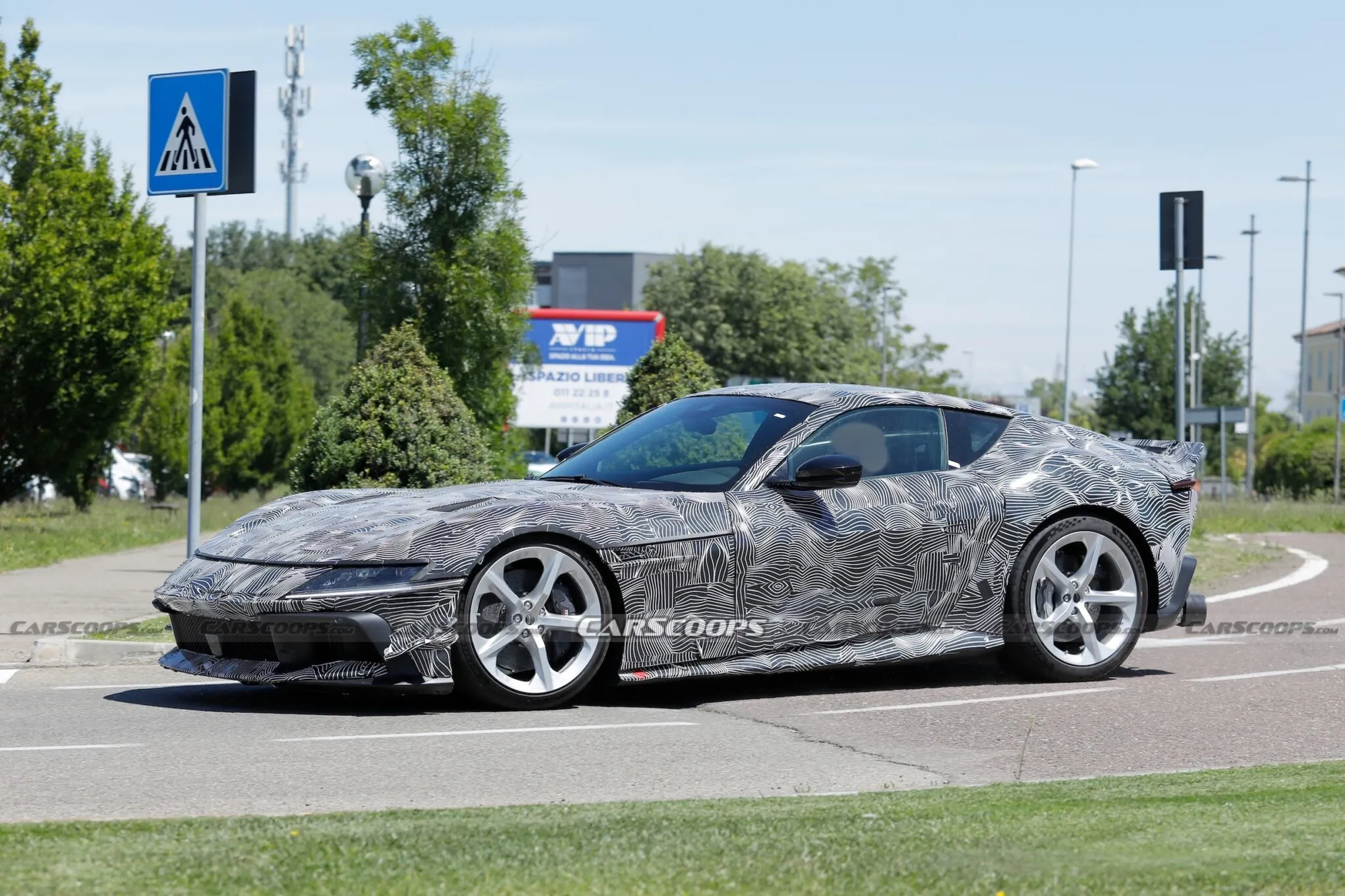 Siêu xe Ferrari 12Cilindri bản hiệu năng 'khủng' lộ diện: Máy V12 mạnh gần 900 mã lực, thêm bàn đạp côn cho người đam mê cảm giác lái, dễ vào garage của nhiều dân chơi Việt khi mở bán - Ảnh 1.