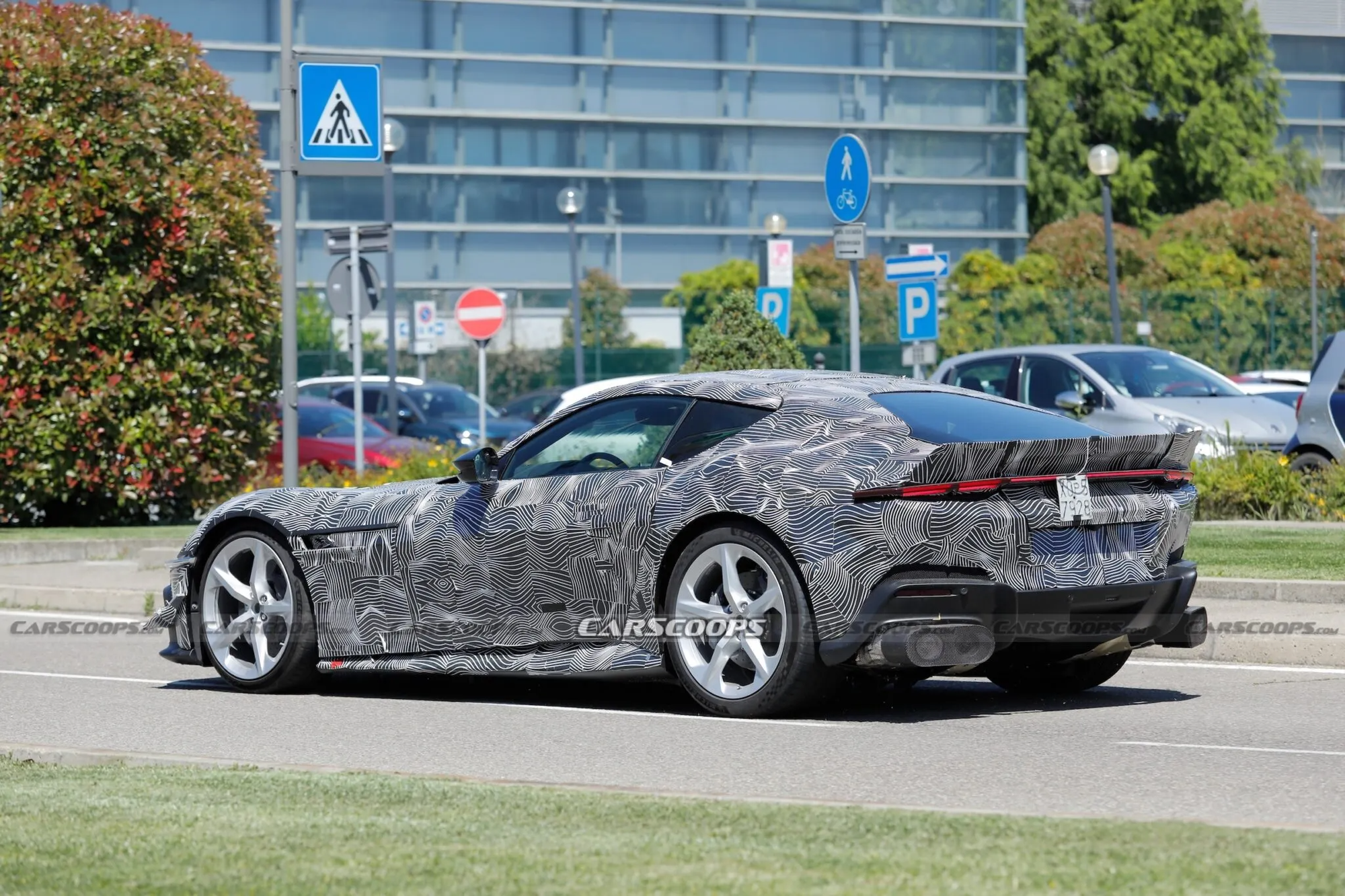 Siêu xe Ferrari 12Cilindri bản hiệu năng 'khủng' lộ diện: Máy V12 mạnh gần 900 mã lực, thêm bàn đạp côn cho người đam mê cảm giác lái, dễ vào garage của nhiều dân chơi Việt khi mở bán - Ảnh 2.