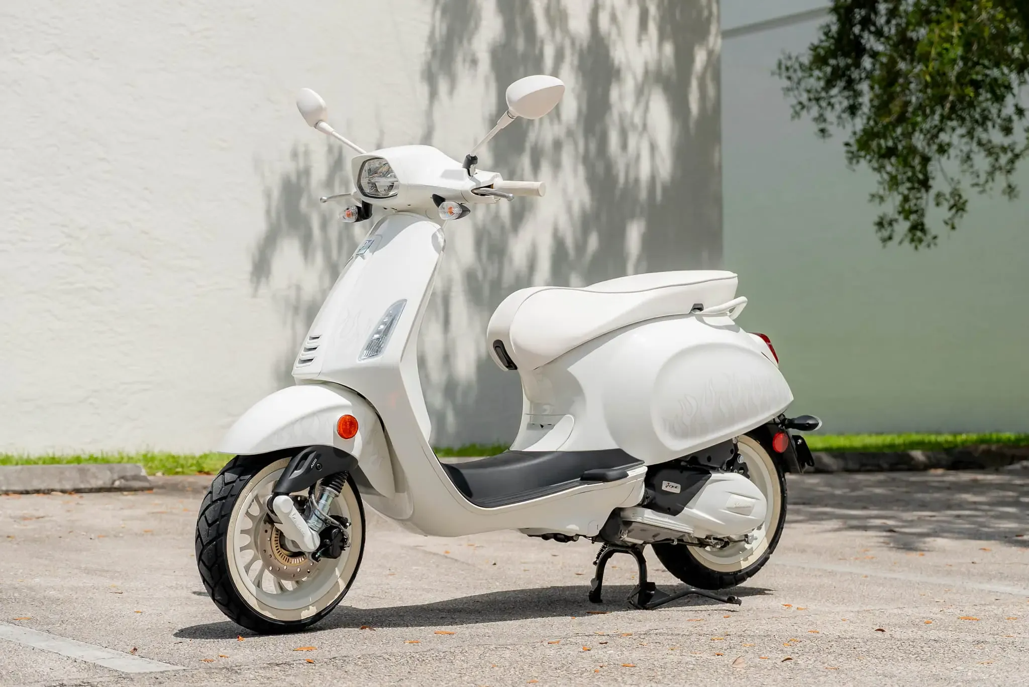 Mất giá như Vespa Sprint bản giới hạn: Lăn bánh hơn 100 km 'bay' gần 50 triệu, từng bán chính hãng tại Việt Nam với giá không rẻ - Ảnh 1.