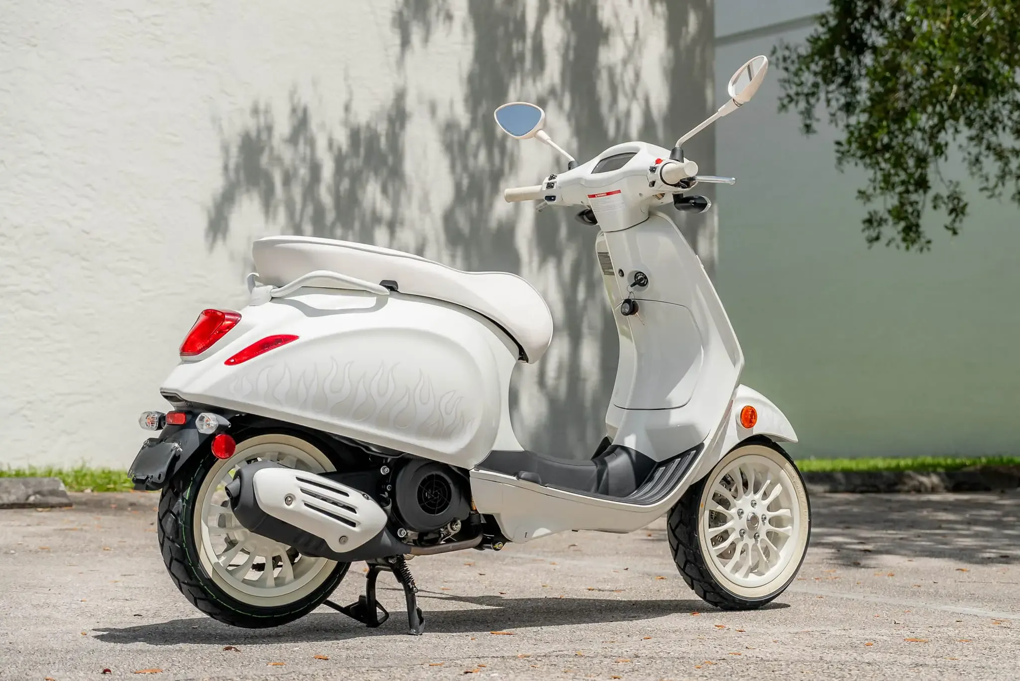 Mất giá như Vespa Sprint bản giới hạn: Lăn bánh hơn 100 km 'bay' gần 50 triệu, từng bán chính hãng tại Việt Nam với giá không rẻ - Ảnh 2.