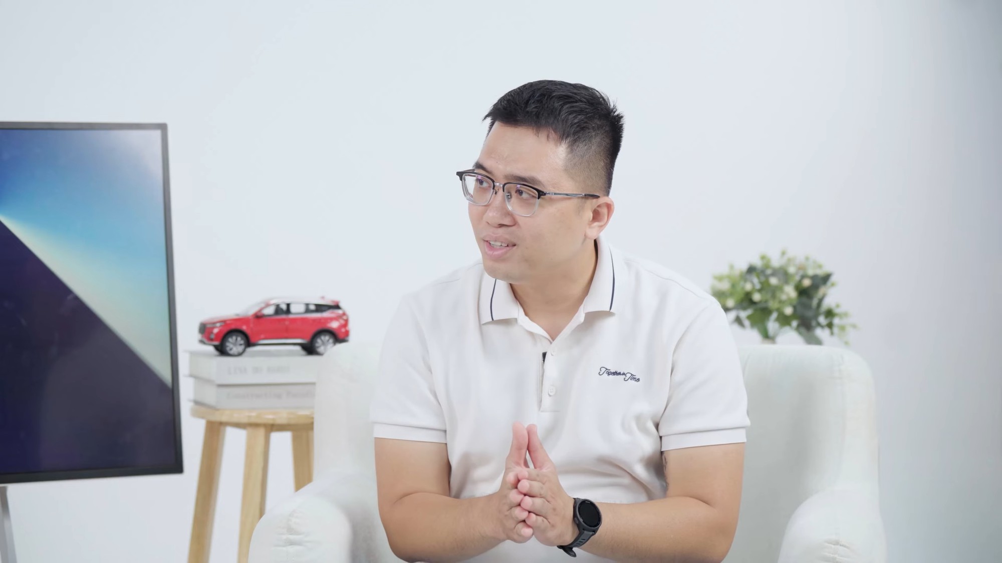 Mua xe gia đ&igrave;nh: Đừng chấp nhận ngồi chật chỉ v&igrave; c&aacute;i logo - Ảnh 2.