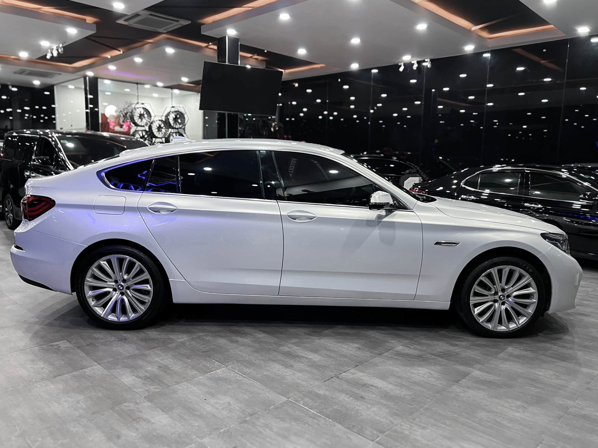 H&agrave;ng hiếm BMW 528i GT rao b&aacute;n chỉ 600 triệu, nhưng người b&aacute;n khẳng định 'kh&ocirc;ng kh&aacute;c g&igrave; xe 2-3 tỷ' nhờ 1 chi tiết kh&ocirc;ng giống ai - Ảnh 6.