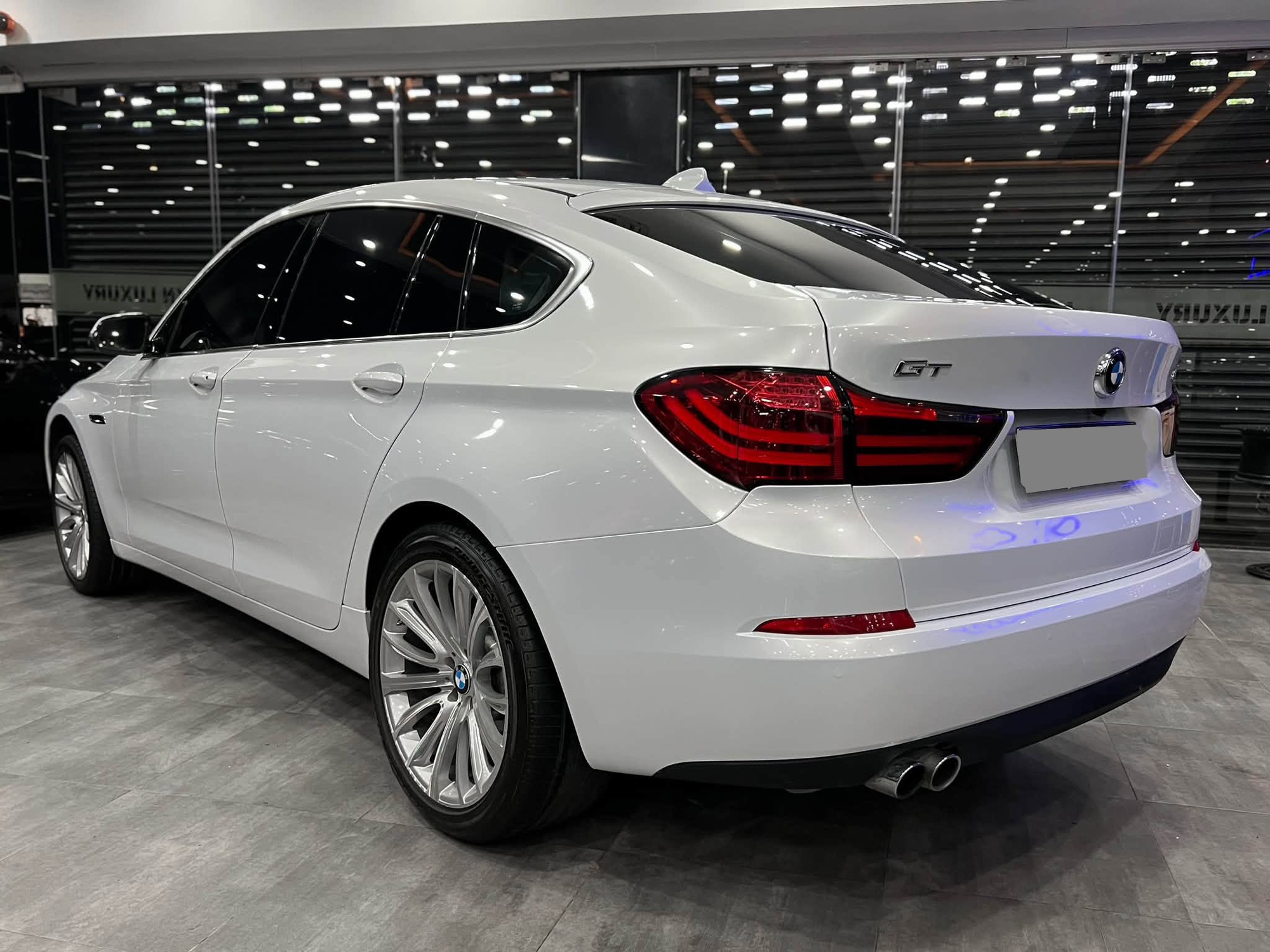 H&agrave;ng hiếm BMW 528i GT rao b&aacute;n chỉ 600 triệu, nhưng người b&aacute;n khẳng định 'kh&ocirc;ng kh&aacute;c g&igrave; xe 2-3 tỷ' nhờ 1 chi tiết kh&ocirc;ng giống ai - Ảnh 7.