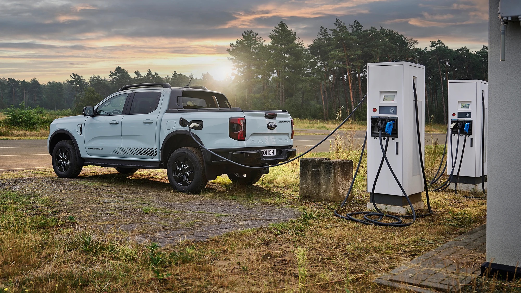 Ford Ranger PHEV &lsquo;ch&aacute;y&rsquo; sạch h&agrave;ng ở một quốc gia sau khi h&atilde;ng giảm gi&aacute; tương đương gần 300 triệu đồng - Ảnh 2.