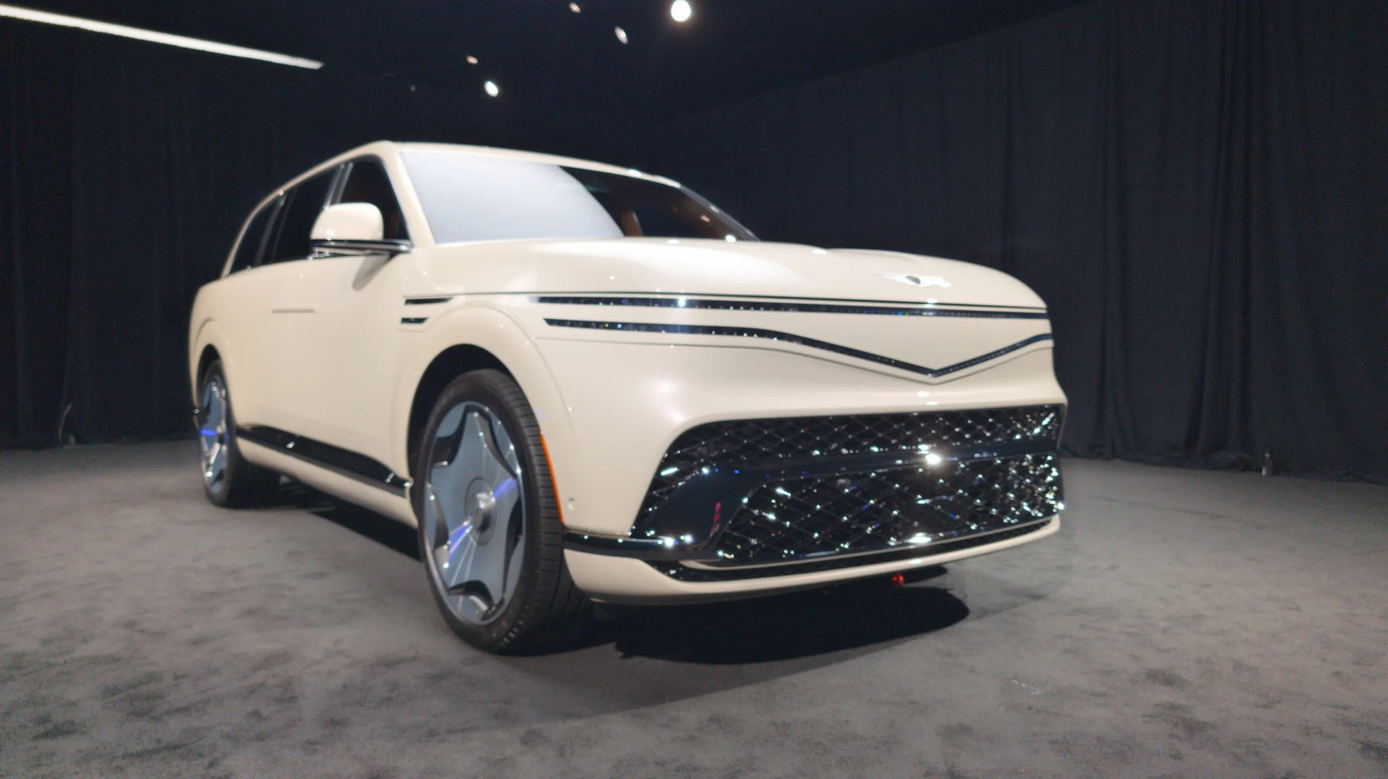 Chi tiết Genesis GV90 mới ra mắt: SUV điện cỡ lớn c&oacute; cửa mở kiểu Rolls-Royce, c&ocirc;ng suất 657 m&atilde; lực, gi&aacute; b&aacute;n vẫn l&agrave; ẩn số - Ảnh 2.