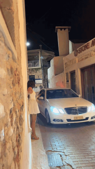 Chuyện g&igrave; xảy ra với c&ocirc; g&aacute;i đang quay clip tr&ecirc;n phố th&igrave; người đ&agrave;n &ocirc;ng đi xe Mercedes đột ngột đến nắm tay? - Ảnh 1.