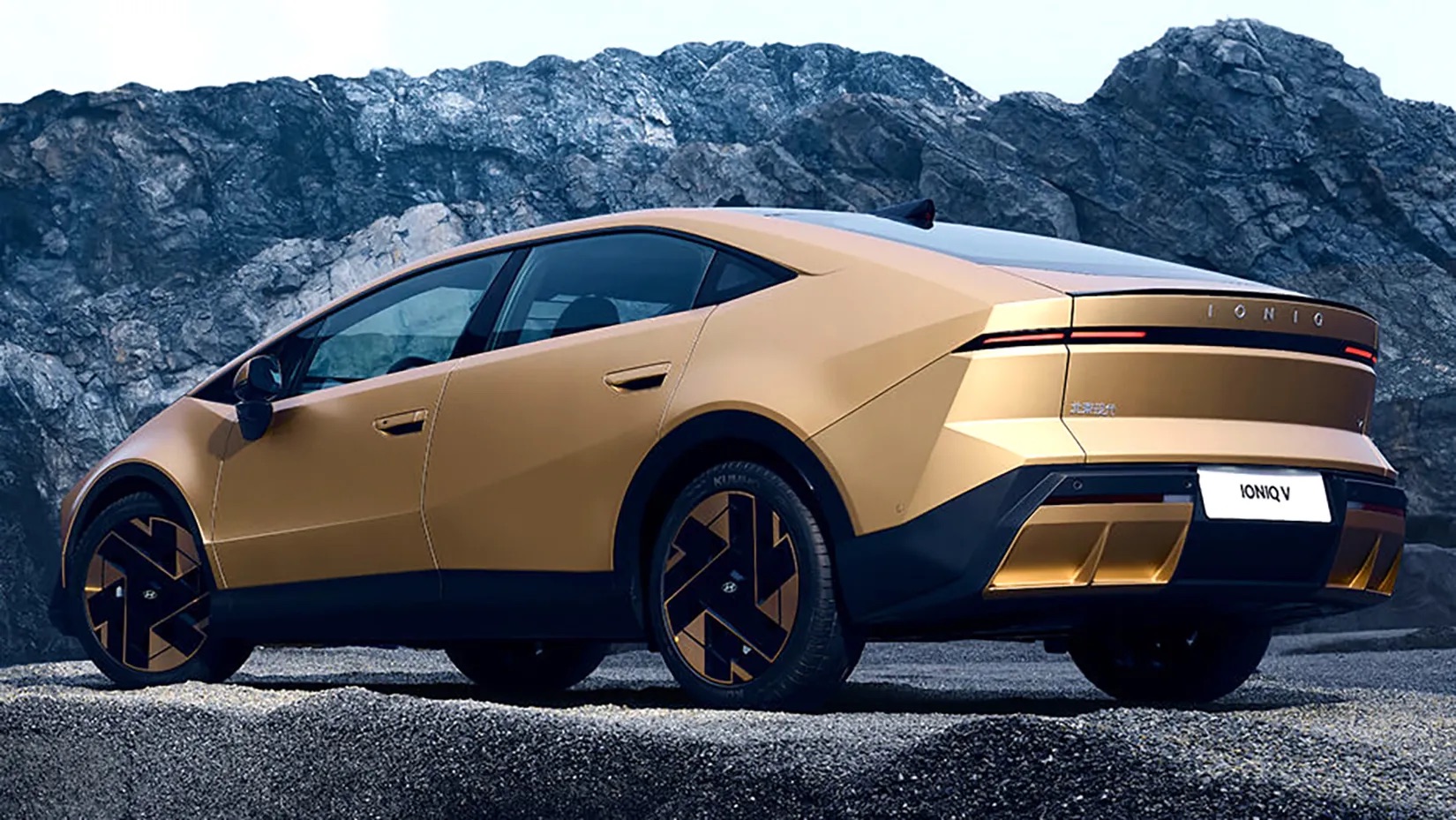 Hyundai tung sedan điện gi&aacute; quy đổi chỉ 600 triệu: Thiết kế như Lamborghini, chạy H&agrave; Nội - Quảng Trị chỉ trong 1 lần sạc - Ảnh 3.