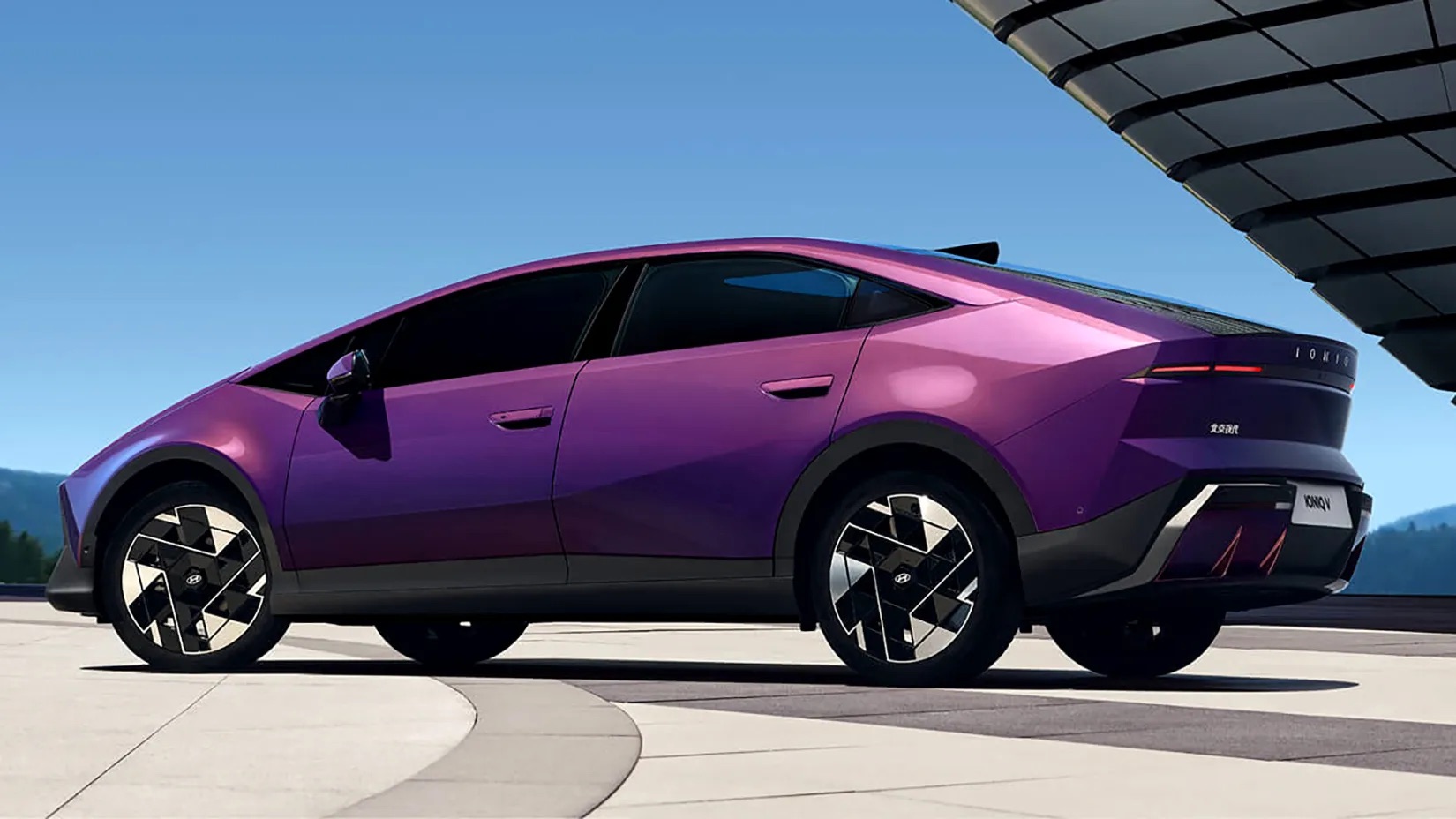 Hyundai tung sedan điện gi&aacute; quy đổi chỉ 600 triệu: Thiết kế như Lamborghini, chạy H&agrave; Nội - Quảng Trị chỉ trong 1 lần sạc - Ảnh 9.