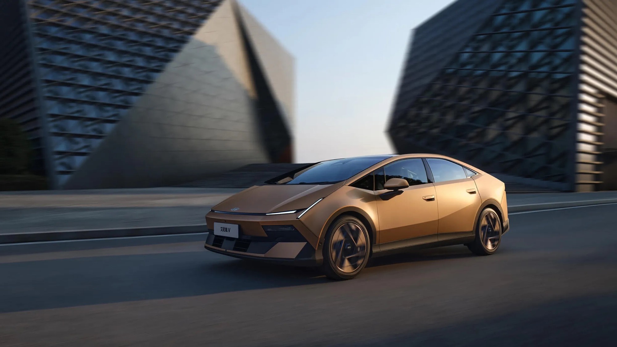 Hyundai tung sedan điện gi&aacute; quy đổi chỉ 600 triệu: Thiết kế như Lamborghini, chạy H&agrave; Nội - Quảng Trị chỉ trong 1 lần sạc - Ảnh 4.