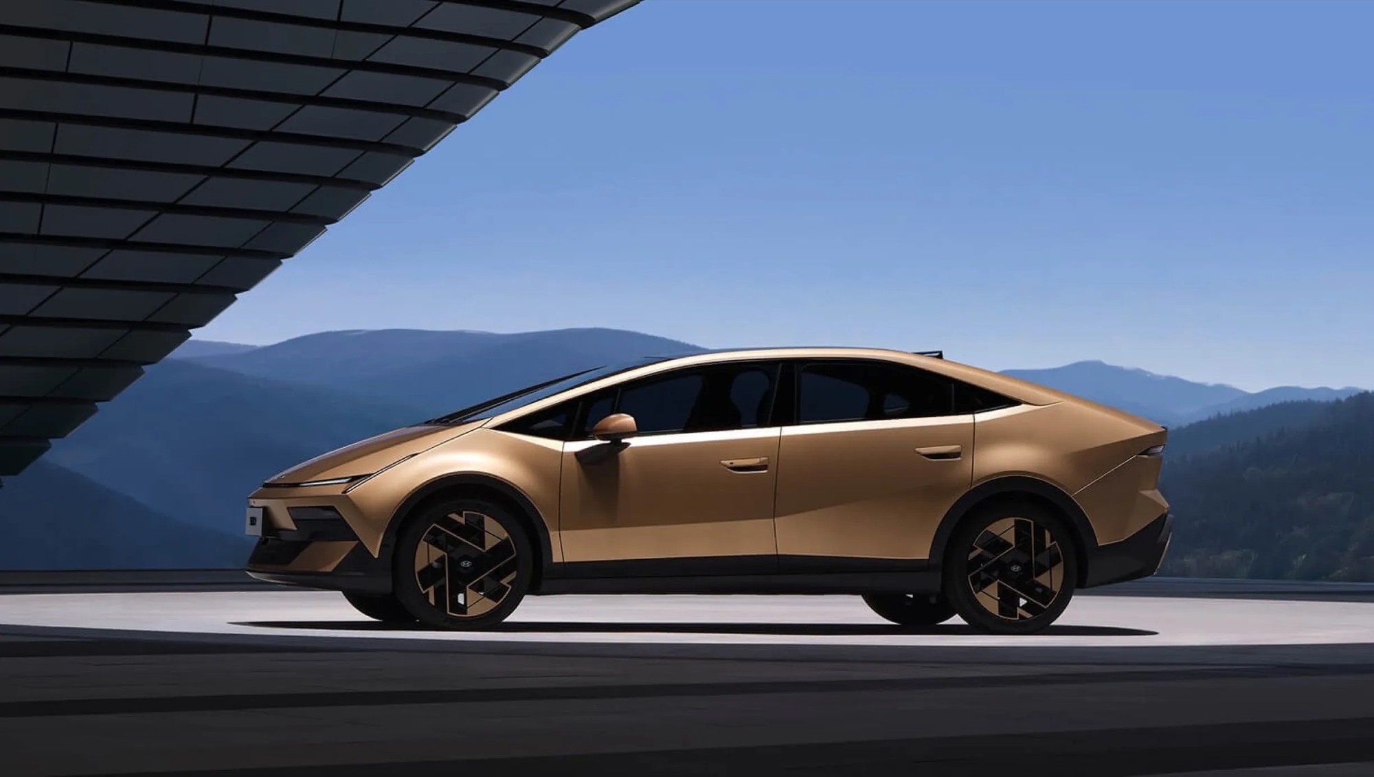 Hyundai tung sedan điện gi&aacute; quy đổi chỉ 600 triệu: Thiết kế như Lamborghini, chạy H&agrave; Nội - Quảng Trị chỉ trong 1 lần sạc - Ảnh 2.