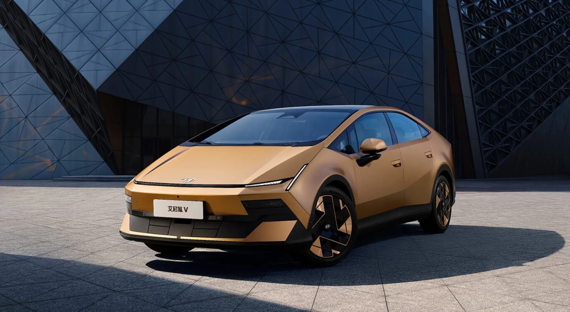 Hyundai tung sedan điện gi&aacute; quy đổi chỉ 600 triệu: Thiết kế như Lamborghini, chạy H&agrave; Nội - Quảng Trị chỉ trong 1 lần sạc - Ảnh 1.