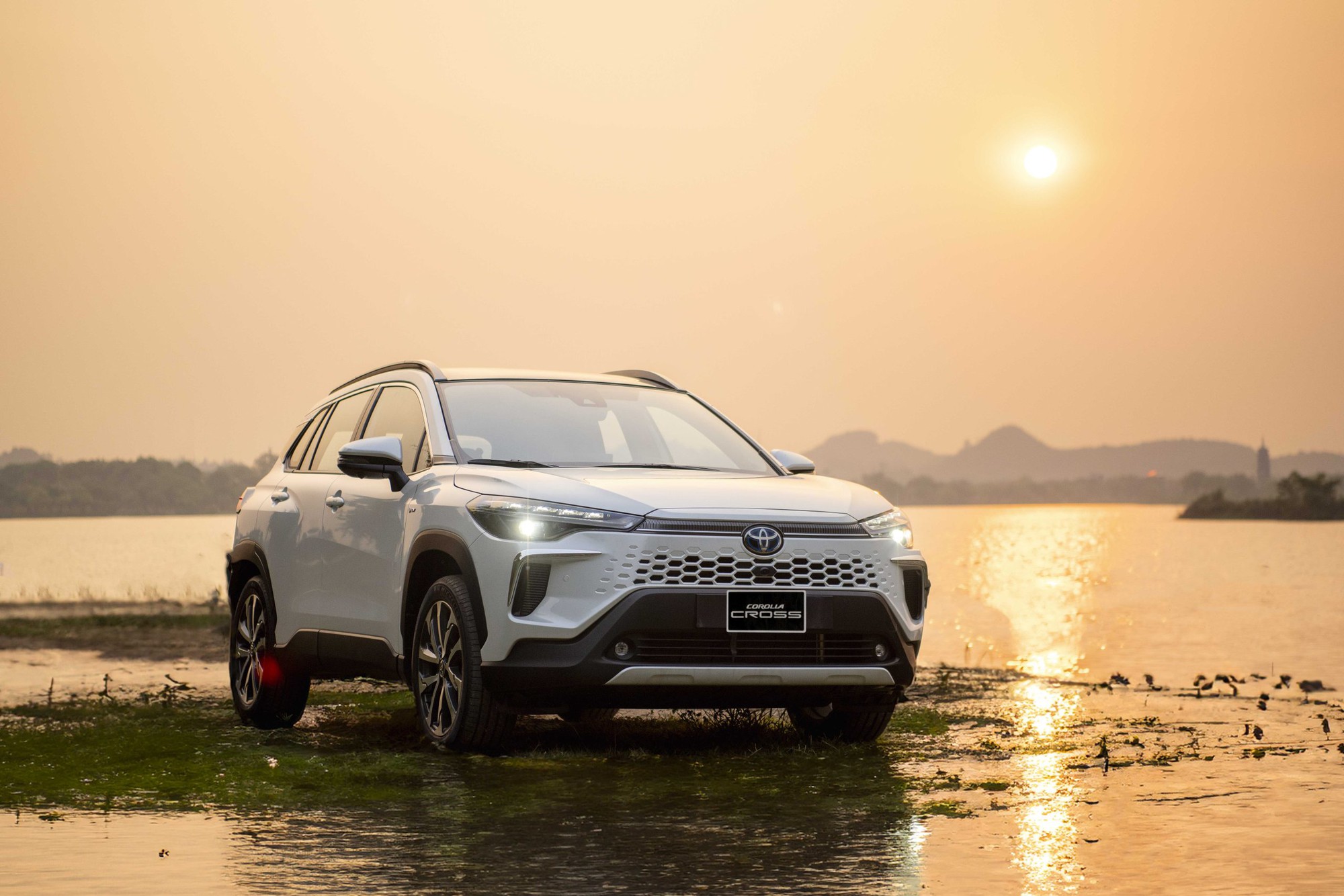 Xe hybrid ở Việt Nam: 'Ăn xăng như ngửi' th&igrave; hỏi Toyota, cảm gi&aacute;c l&aacute;i hay th&igrave; biết hỏi ai? - Ảnh 3.
