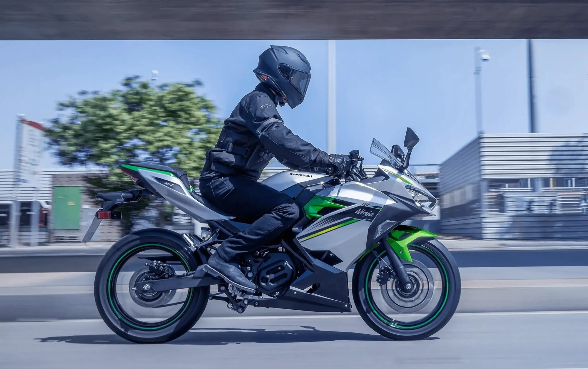 M&ocirc; t&ocirc; điện Kawasaki Ninja E-1 mở b&aacute;n: Động cơ mạnh ngang ngửa Honda Lead, gi&aacute; quy đổi hơn 200 triệu - Ảnh 4.