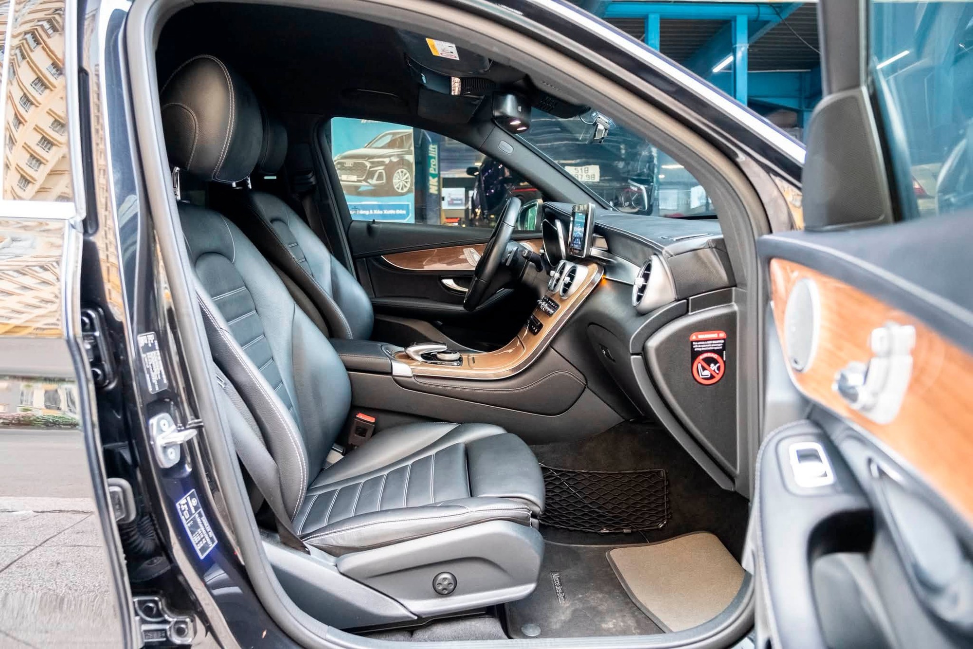 Rapper BigDaddy rao b&aacute;n Mercedes-Benz GLC 250 sau gần 6 năm sử dụng: Mua xe tặng k&egrave;m album ch&iacute;nh chủ, gi&aacute; rẻ hơn Honda Civic RS đập th&ugrave;ng - Ảnh 10.