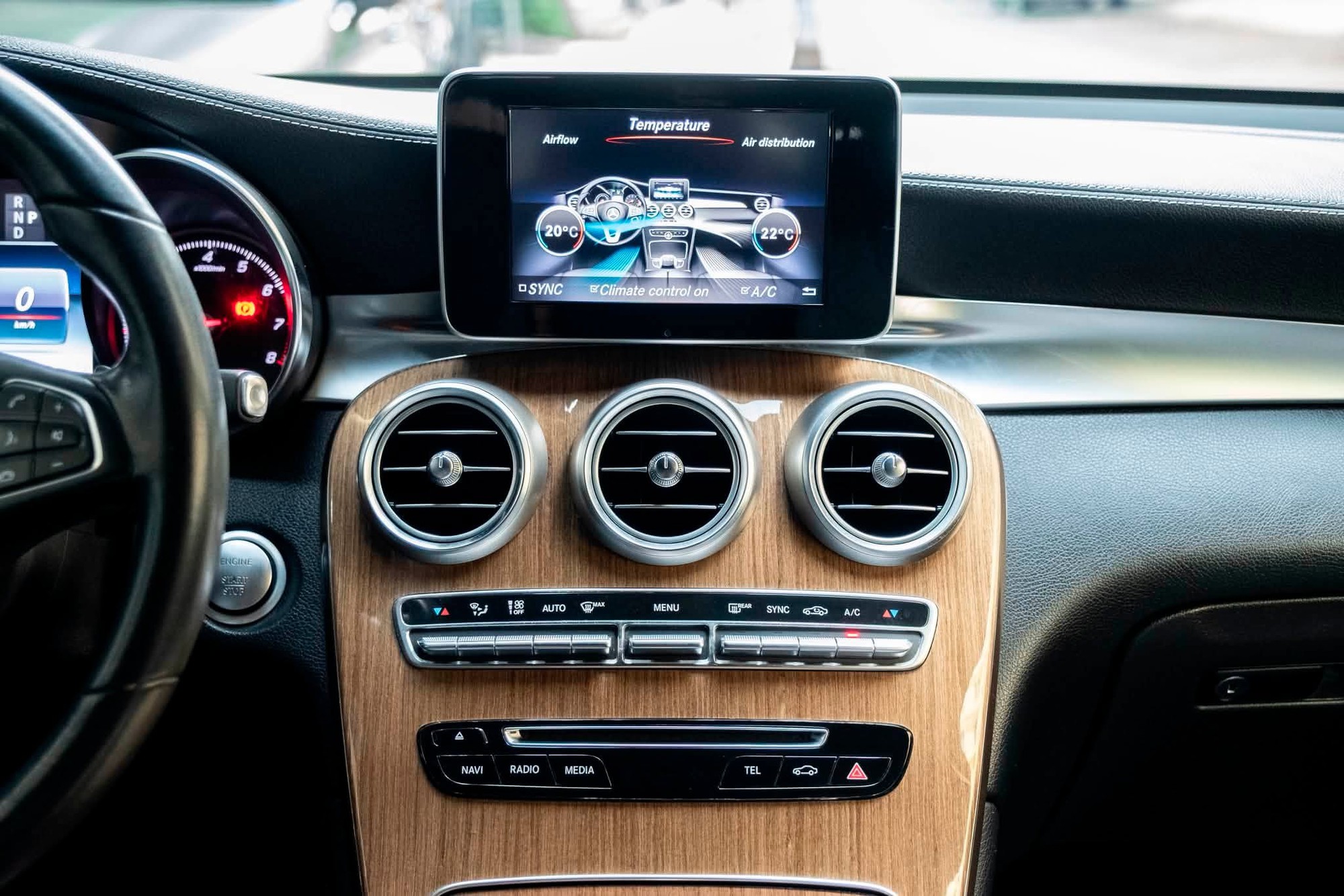 Rapper BigDaddy rao b&aacute;n Mercedes-Benz GLC 250 sau gần 6 năm sử dụng: Mua xe tặng k&egrave;m album ch&iacute;nh chủ, gi&aacute; rẻ hơn Honda Civic RS đập th&ugrave;ng - Ảnh 9.