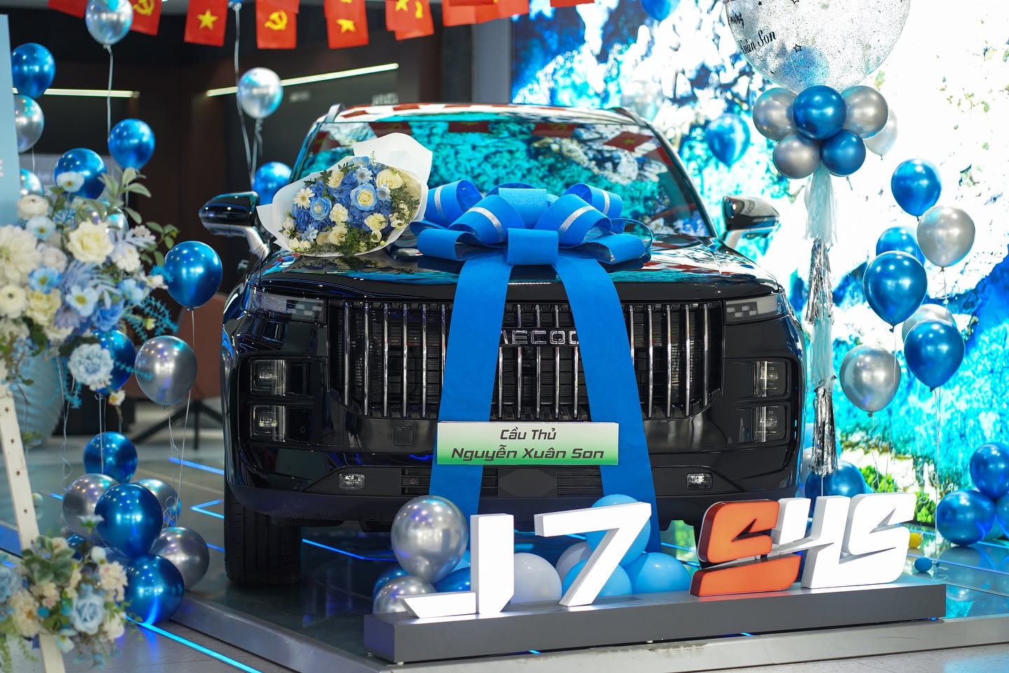 Nguyễn Xu&acirc;n Son đ&atilde; c&oacute; đủ bộ 3 xe xăng, điện, hybrid: 2 chiếc được tặng trị gi&aacute; hơn 1,7 tỷ đồng, chiếc mới nhất được miễn ph&iacute; sạc 30 năm - Ảnh 6.