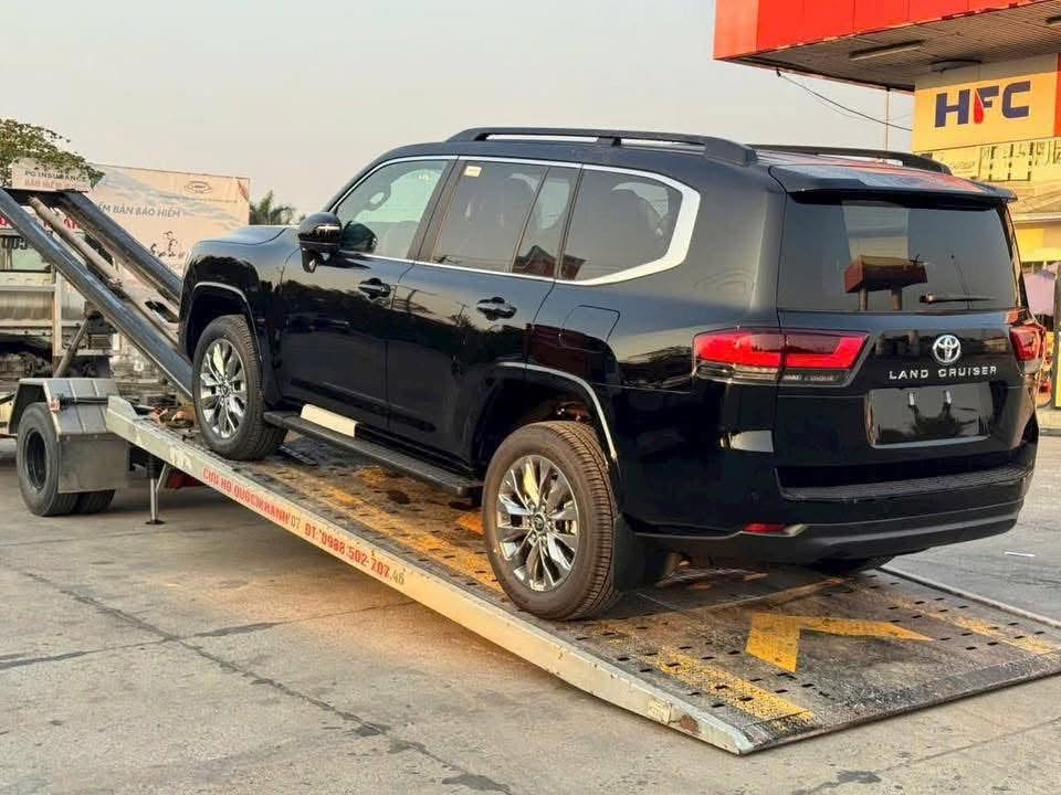 Chưa ra mắt, Toyota Land Cruiser hybrid đ&atilde; bị b&aacute;n ch&ecirc;nh 900 triệu tại Việt Nam - Ảnh 2.