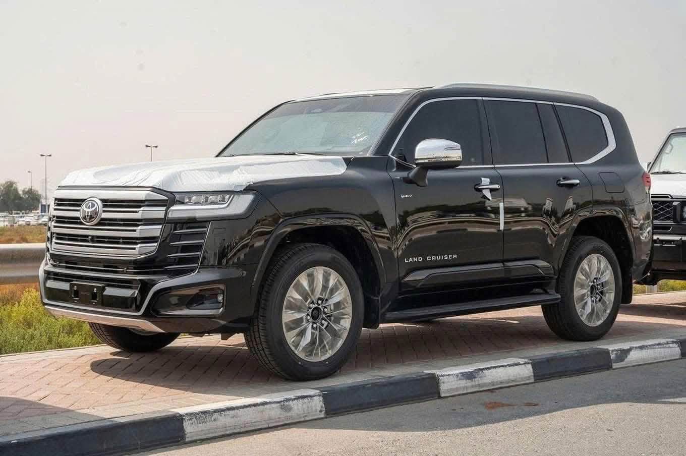Chưa ra mắt, Toyota Land Cruiser hybrid đ&atilde; bị b&aacute;n ch&ecirc;nh 900 triệu tại Việt Nam - Ảnh 4.
