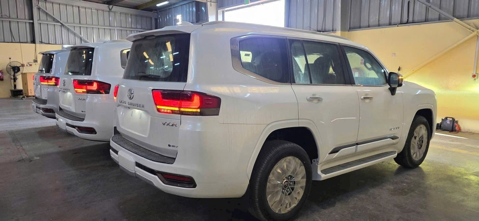 Chưa ra mắt, Toyota Land Cruiser hybrid đ&atilde; bị b&aacute;n ch&ecirc;nh 900 triệu tại Việt Nam - Ảnh 3.
