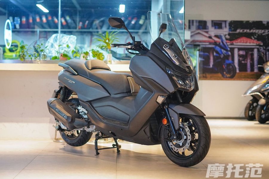 SYM MaxSym 400 mang cốp khổng lồ 45 lít cùng động cơ 400cc liệu có đáng mua? - Ảnh 1.