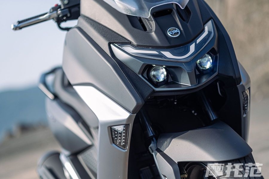 SYM MaxSym 400 mang cốp khổng lồ 45 lít cùng động cơ 400cc liệu có đáng mua? - Ảnh 2.