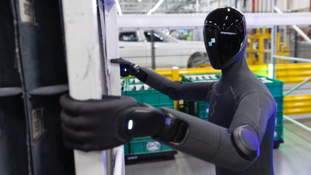Tầm nh&igrave;n cực đỉnh của &ocirc;ng Phạm Nhật Vượng: robot h&igrave;nh người tr&agrave;n v&agrave;o c&aacute;c nh&agrave; m&aacute;y sản xuất &ocirc; t&ocirc;, Tesla c&ugrave;ng Hyundai, BMW đồng loạt tăng tốc - Ảnh 1.
