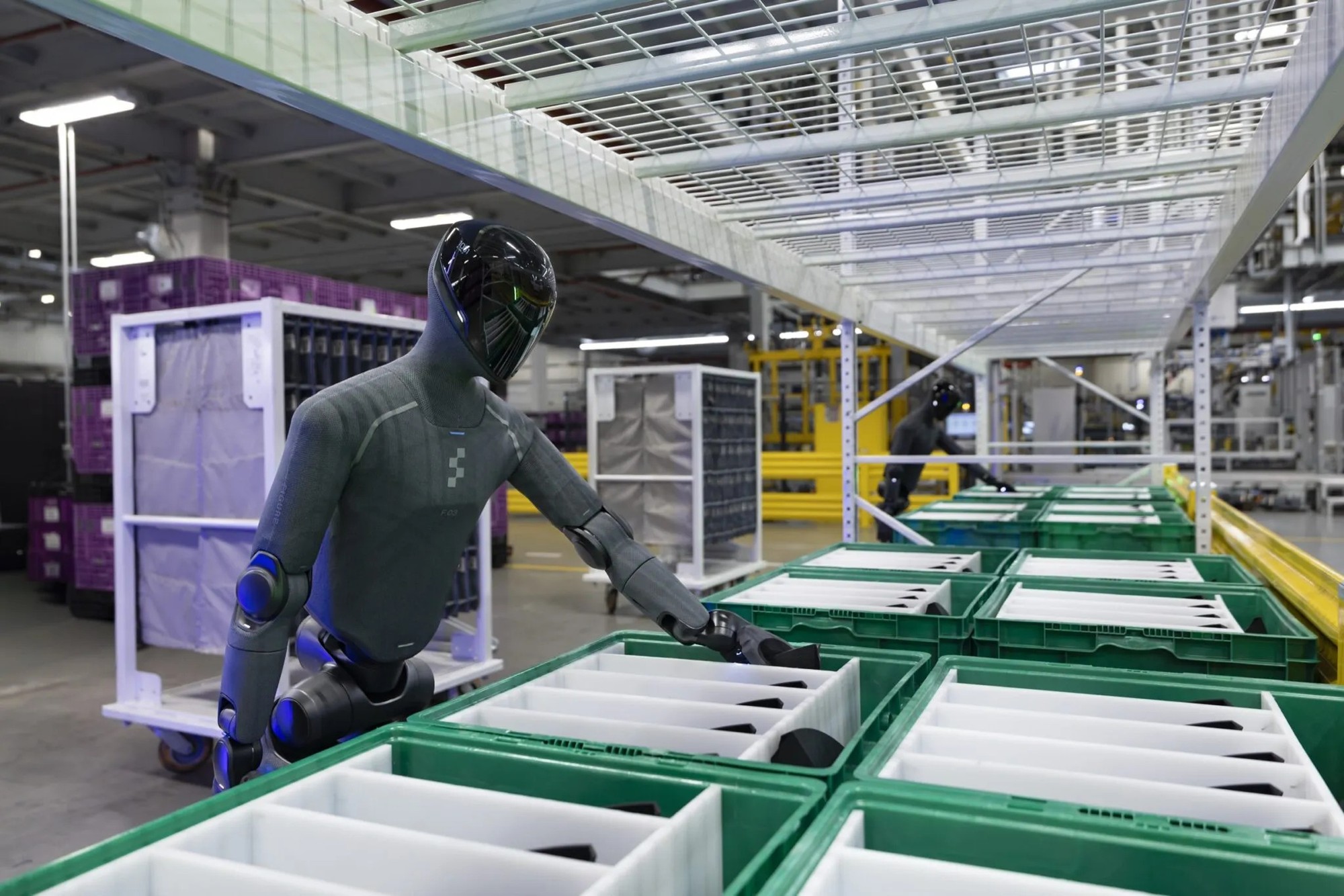 Tầm nh&igrave;n cực đỉnh của &ocirc;ng Phạm Nhật Vượng: robot h&igrave;nh người tr&agrave;n v&agrave;o c&aacute;c nh&agrave; m&aacute;y sản xuất &ocirc; t&ocirc;, Tesla c&ugrave;ng Hyundai, BMW đồng loạt tăng tốc - Ảnh 3.