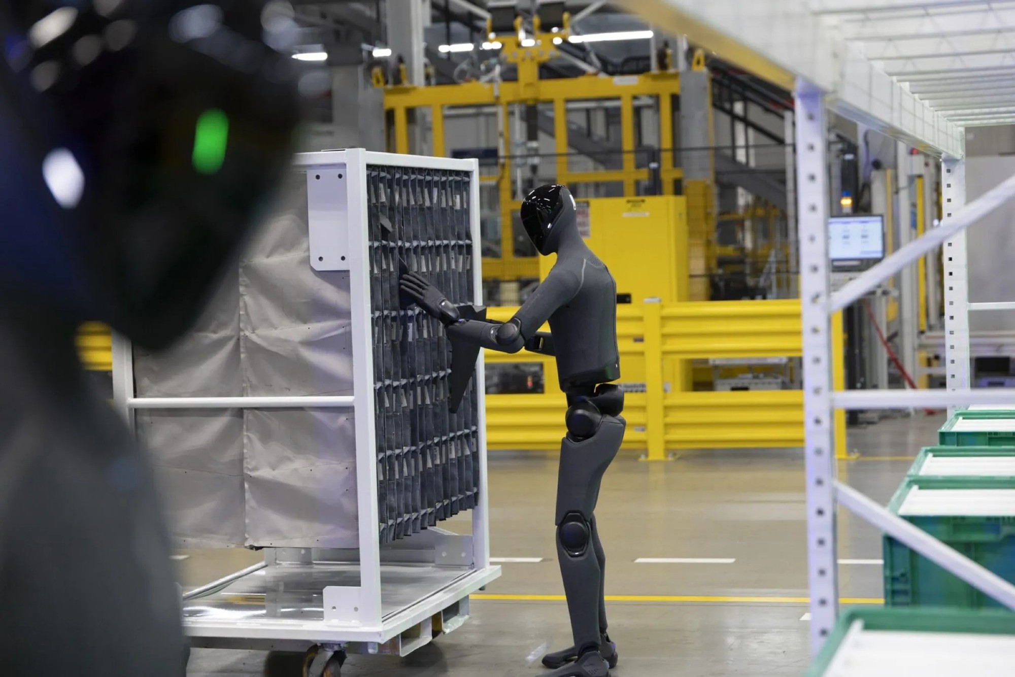 Tầm nh&igrave;n cực đỉnh của &ocirc;ng Phạm Nhật Vượng: robot h&igrave;nh người tr&agrave;n v&agrave;o c&aacute;c nh&agrave; m&aacute;y sản xuất &ocirc; t&ocirc;, Tesla c&ugrave;ng Hyundai, BMW đồng loạt tăng tốc - Ảnh 2.