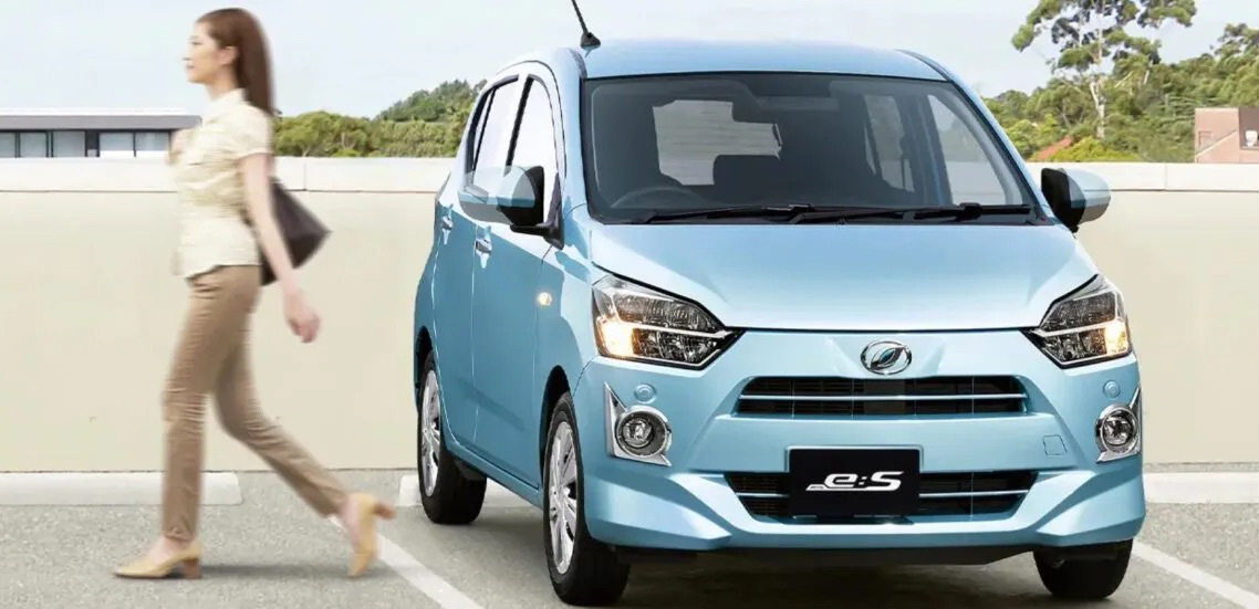 H&atilde;ng con Toyota l&agrave;m xe nhỏ gi&aacute; quy đổi chỉ 180 triệu đồng: Kh&ocirc;ng cần hybrid vẫn chỉ &lsquo;ăn&rsquo; 3,7L/100km, c&oacute; 4WD, ADAS kh&ocirc;ng k&eacute;m SUV cao cấp - Ảnh 1.