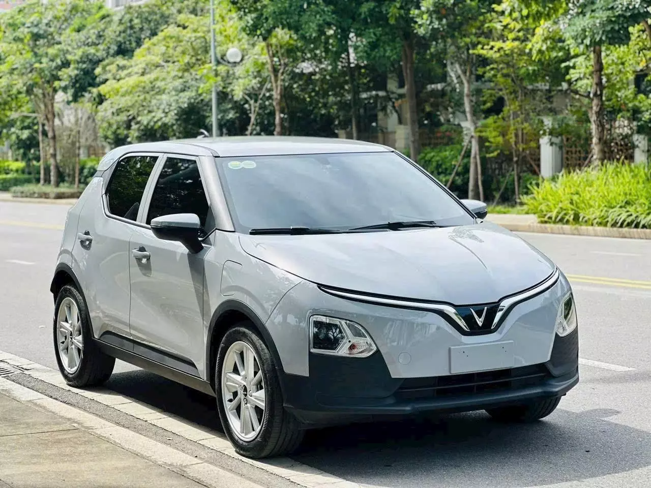 Gi&aacute; VinFast VF 5 tạo đ&aacute;y mới: Chưa tới 435 triệu cho VIN 2026, vẫn được miễn ph&iacute; sạc tới 2/2029, nh&oacute;m kh&aacute;ch h&agrave;ng đặc biệt c&ograve;n được giảm s&acirc;u hơn - Ảnh 1.