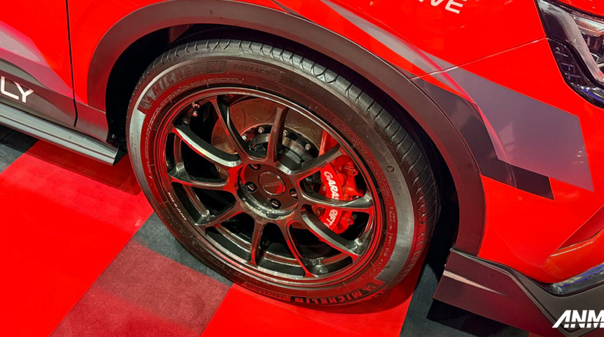 Ngắm nh&igrave;n Geely Coolray bản n&acirc;ng cấp cho chủ xe đam m&ecirc; tốc độ: Hạ gầm 5 cm, 'd&agrave;n ch&acirc;n' d&ugrave;ng phanh Brembo v&agrave; m&acirc;m Rays, dễ được d&acirc;n chơi Việt học theo nhờ dễ độ v&agrave; chi ph&iacute; hợp l&yacute; - Ảnh 2.