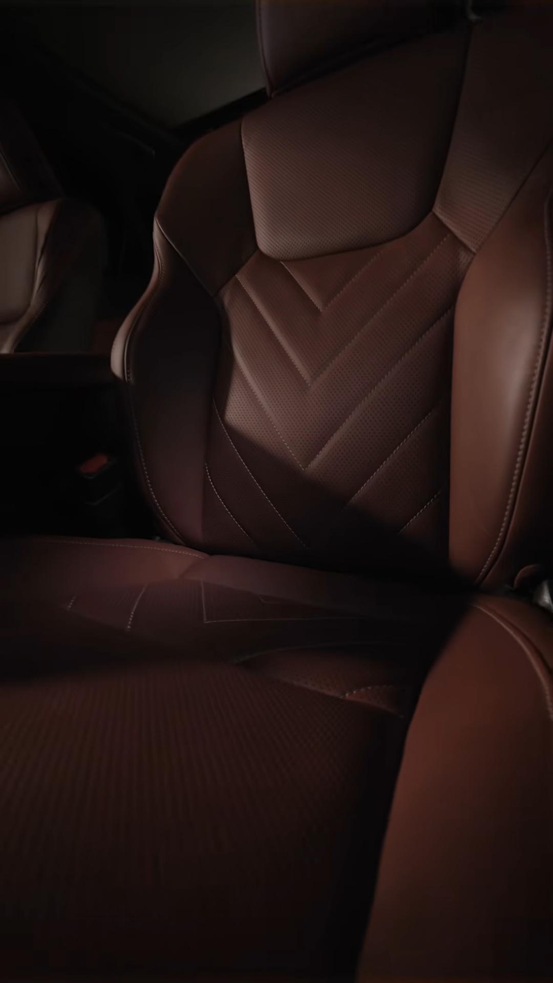 Lexus NX lộ nhiều chi tiết trước giờ ra mắt: Bỏ lưới tản nhiệt truyền thống, m&agrave;n 14inch, v&ocirc;-lăng giống ES, ghế đỏ lạ mắt - Ảnh 5.