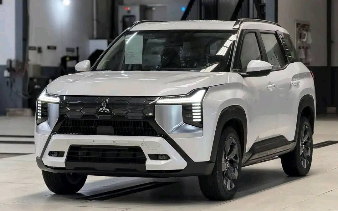 Cặp đôi SUV Mitsubishi khuyến mại kỷ lục tại Việt Nam: Destinator trừ hết còn 702 triệu, Xforce giảm giá lăn bánh tới 72 triệu đồng - Ảnh 1.