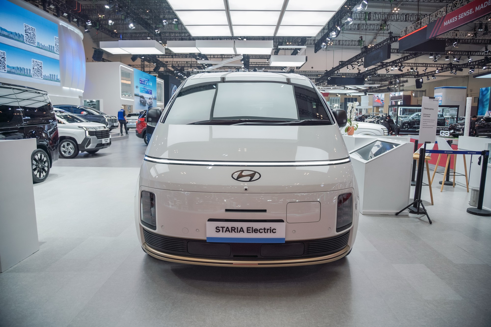 Hyundai Staria mới ra mắt gần Việt Nam: Nội thất c&oacute; ghế VIP massage, bản điện chạy 544km/sạc, c&oacute; cả t&ugrave;y chọn hybrid cạnh tranh Carnival - Ảnh 1.