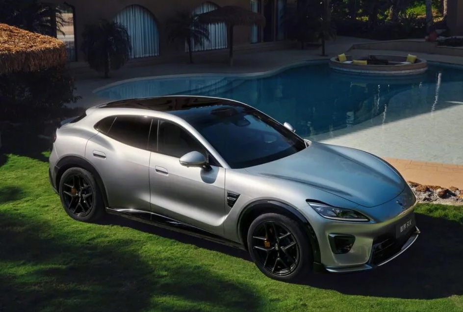 Tr&ocirc;ng rất Ferrari nhưng t&ecirc;n nghe như Lexus, chiếc xe n&agrave;y mạnh 585hp, c&oacute; thể chạy hơn 850km/sạc - Ảnh 1.