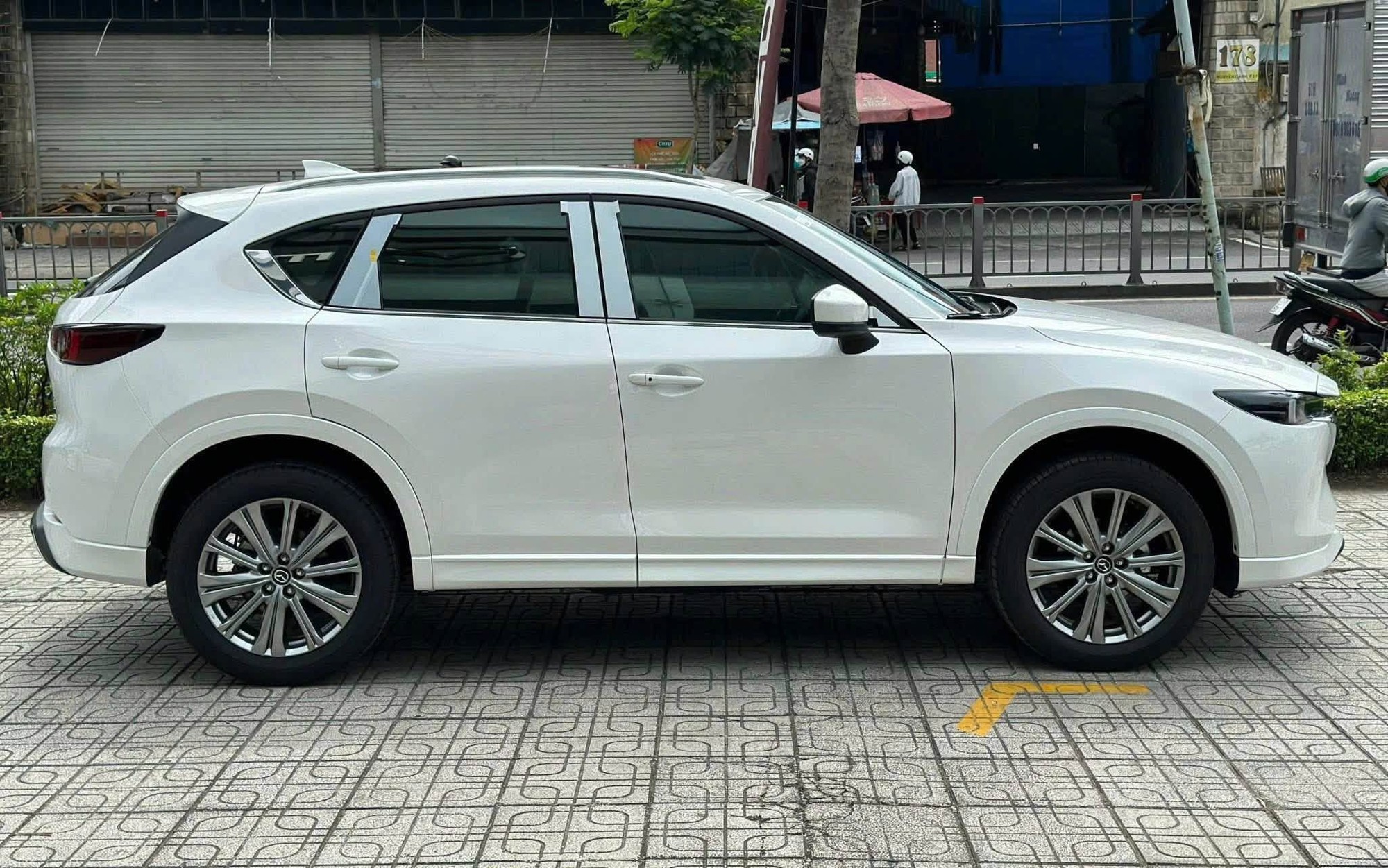 Mazda CX-5 xả kho giảm gi&aacute; tới 107 triệu đồng tại đại l&yacute;, bản cao gi&aacute; xuống &aacute;p s&aacute;t Toyota Yaris Cross - Ảnh 1.