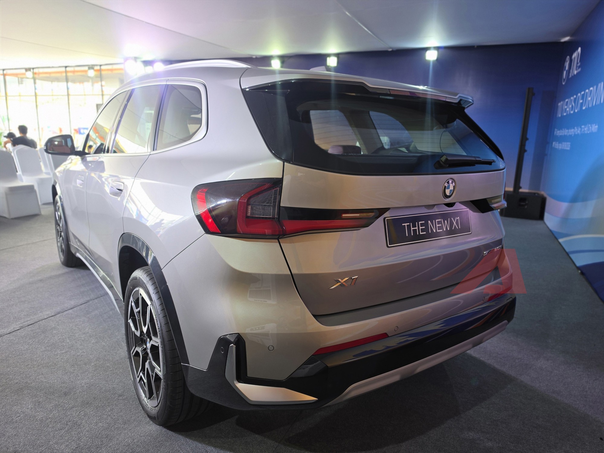 Ảnh thực tế BMW X1 2026 gi&aacute; gần 1,7 tỷ đồng vừa về Việt Nam: Thay đổi to&agrave;n diện từ ngo&agrave;i v&agrave;o trong, c&oacute; ADAS cạnh tranh Q3 - Ảnh 4.