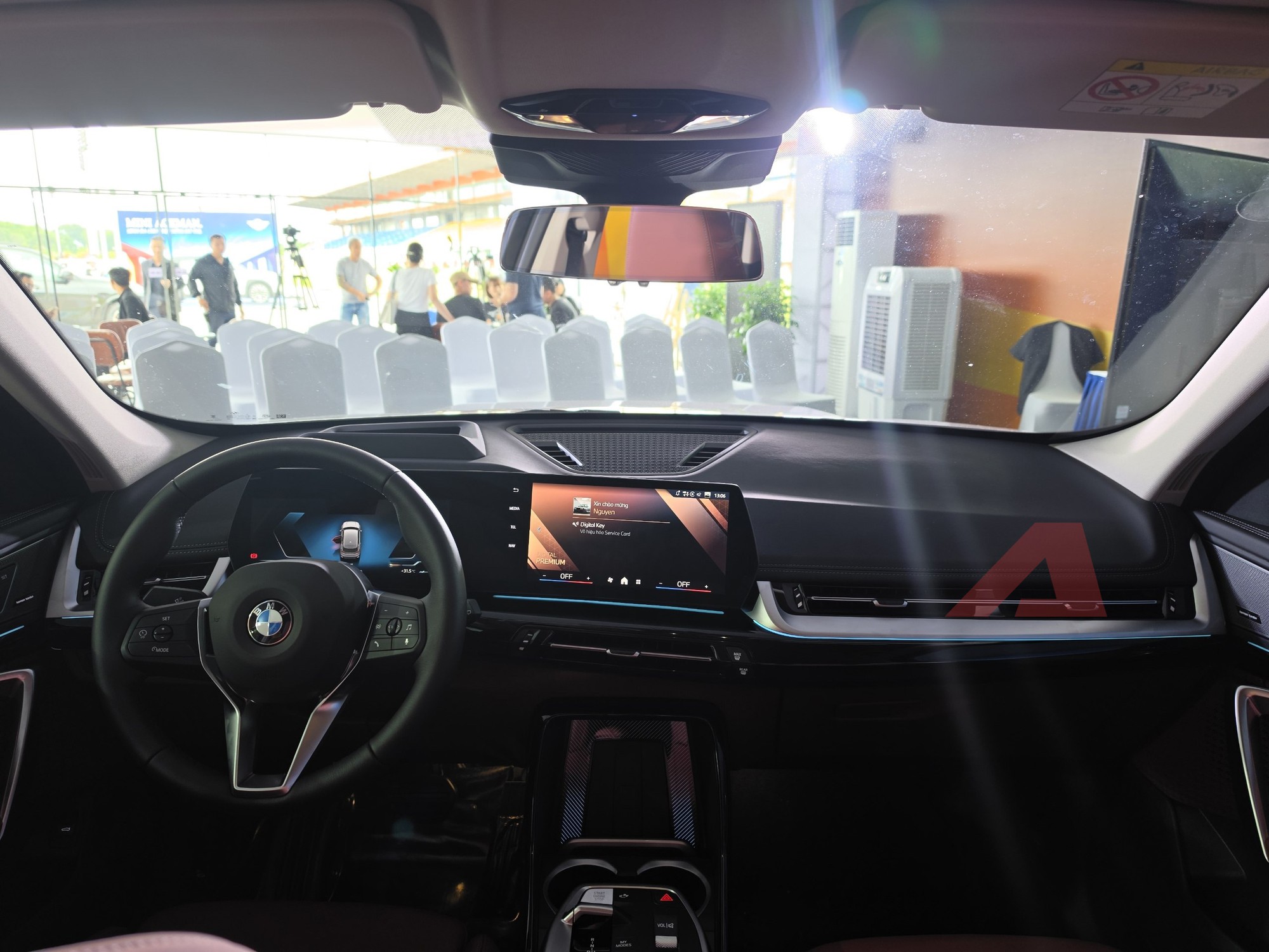 Ảnh thực tế BMW X1 2026 gi&aacute; gần 1,7 tỷ đồng vừa về Việt Nam: Thay đổi to&agrave;n diện từ ngo&agrave;i v&agrave;o trong, c&oacute; ADAS cạnh tranh Q3 - Ảnh 8.