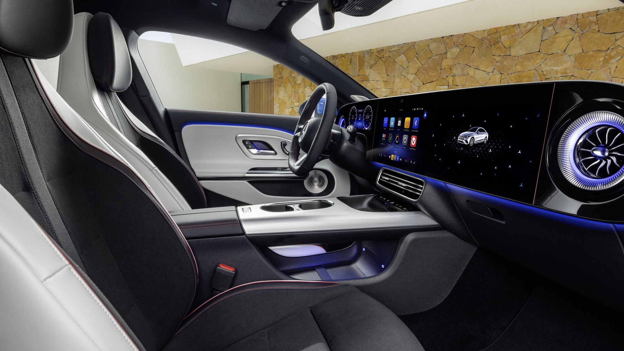 Mercedes-Benz CLA 200 EV gi&aacute; dưới 1,7 tỷ xuất hiện tại H&agrave; Nội: C&oacute; g&oacute;i thể thao AMG, đi hơn 500km/sạc - Ảnh 6.